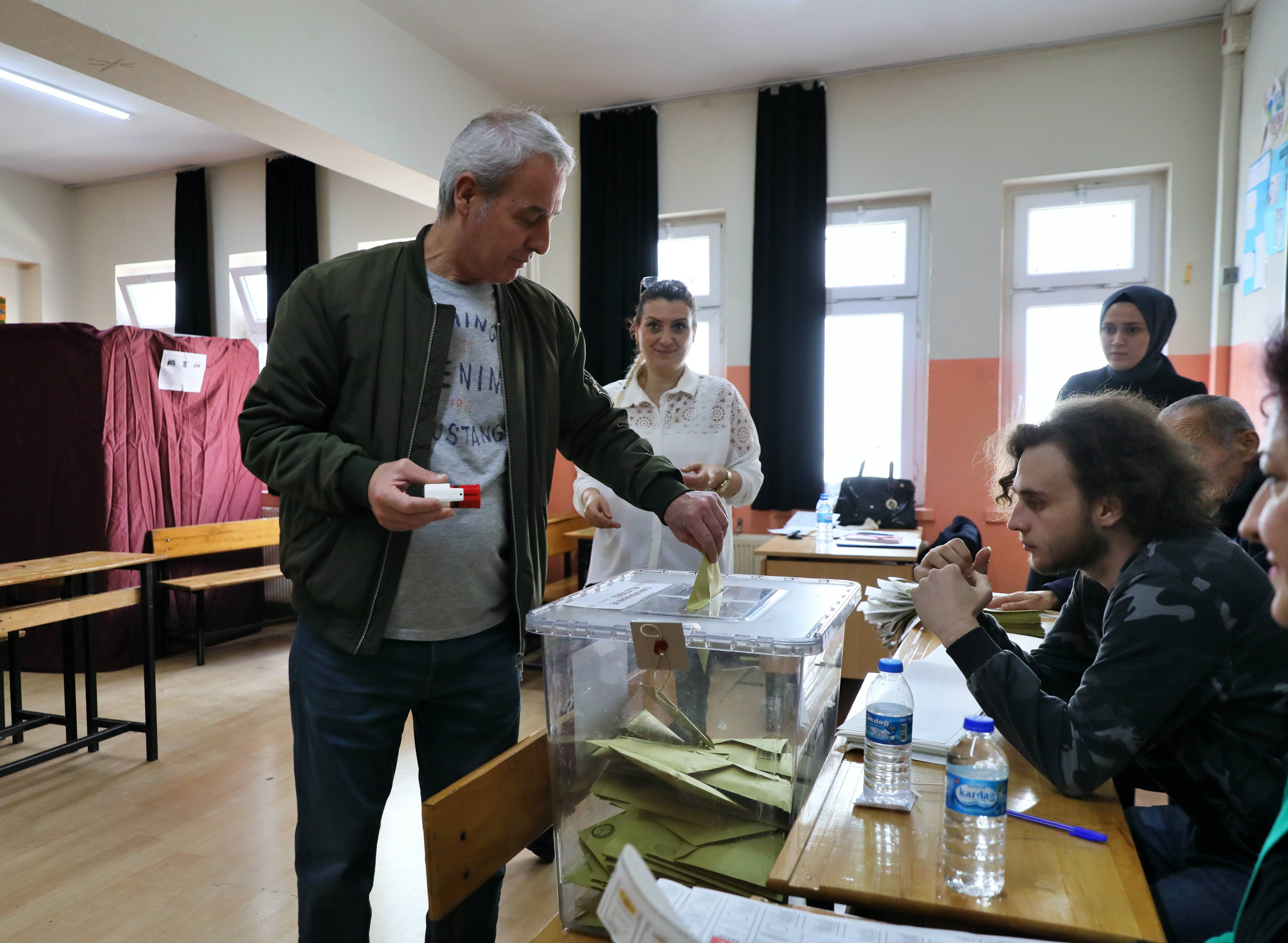 aa-20230514-31135875-31135869-turkiye-sandik-basinda.jpg