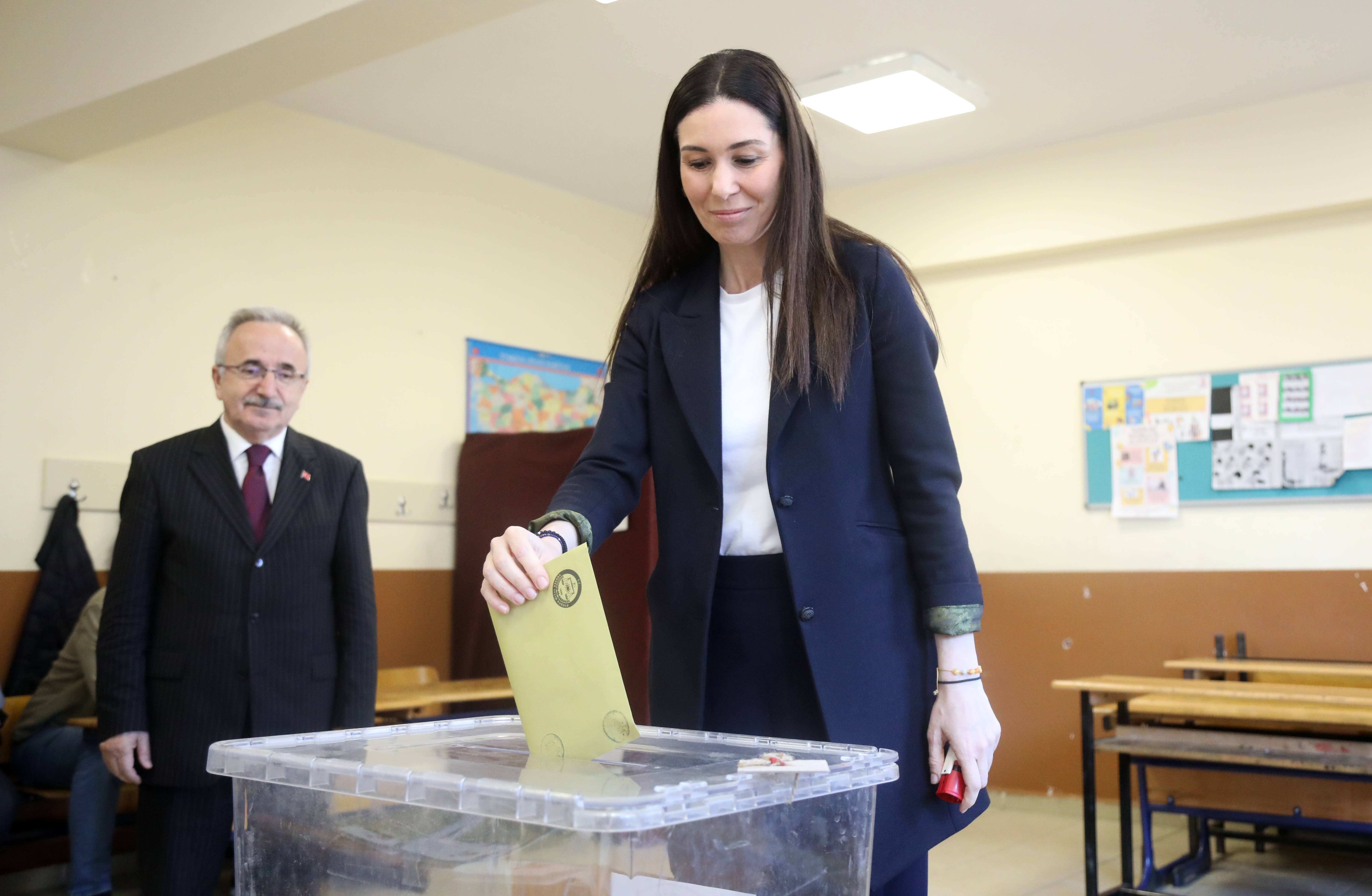 aa-20230514-31136360-31136359-ak-parti-genel-baskan-yardimcisi-karaaslan-oyunu-samsunda-kullandi.jpg