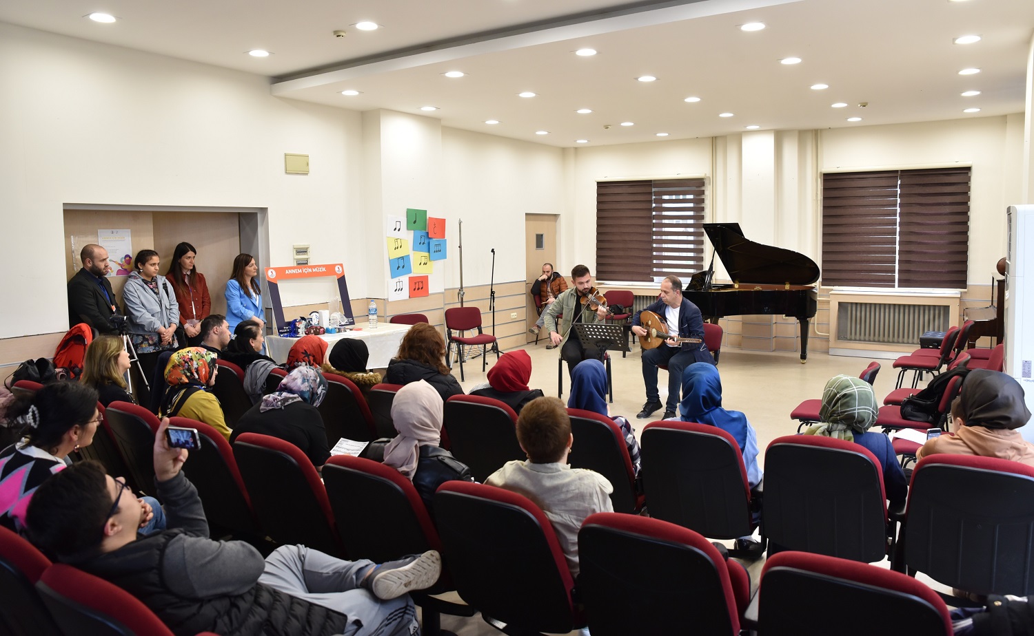 aa-20230515-31148132-31148129-omulu-akademisyenler-ozel-cocuklarin-annelerine-muzikle-destek-verecek.jpg