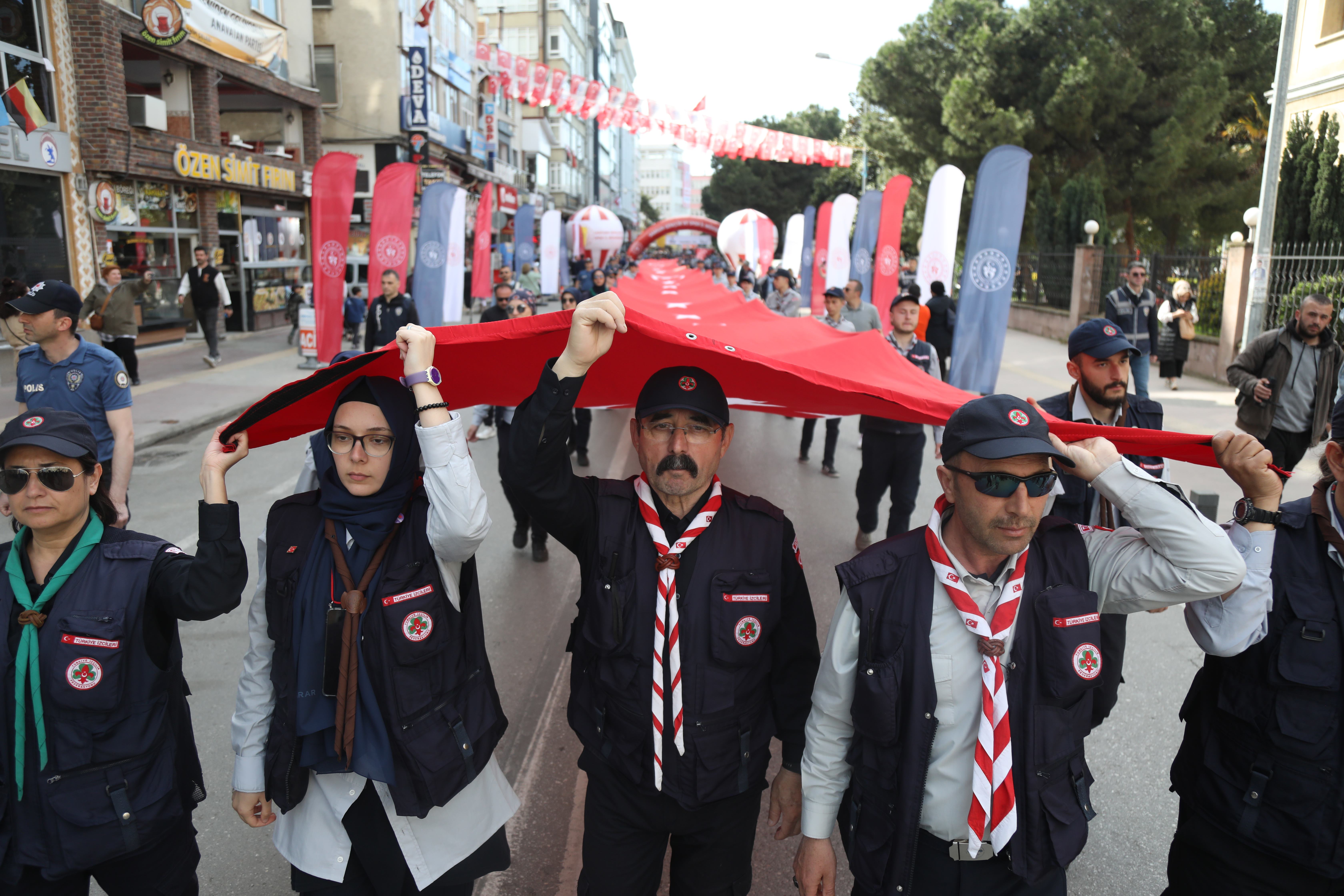 aa-20230517-31162086-31162082-samsunda-1919-metrelik-turk-bayragiyla-yuruyus-yapildi.jpg
