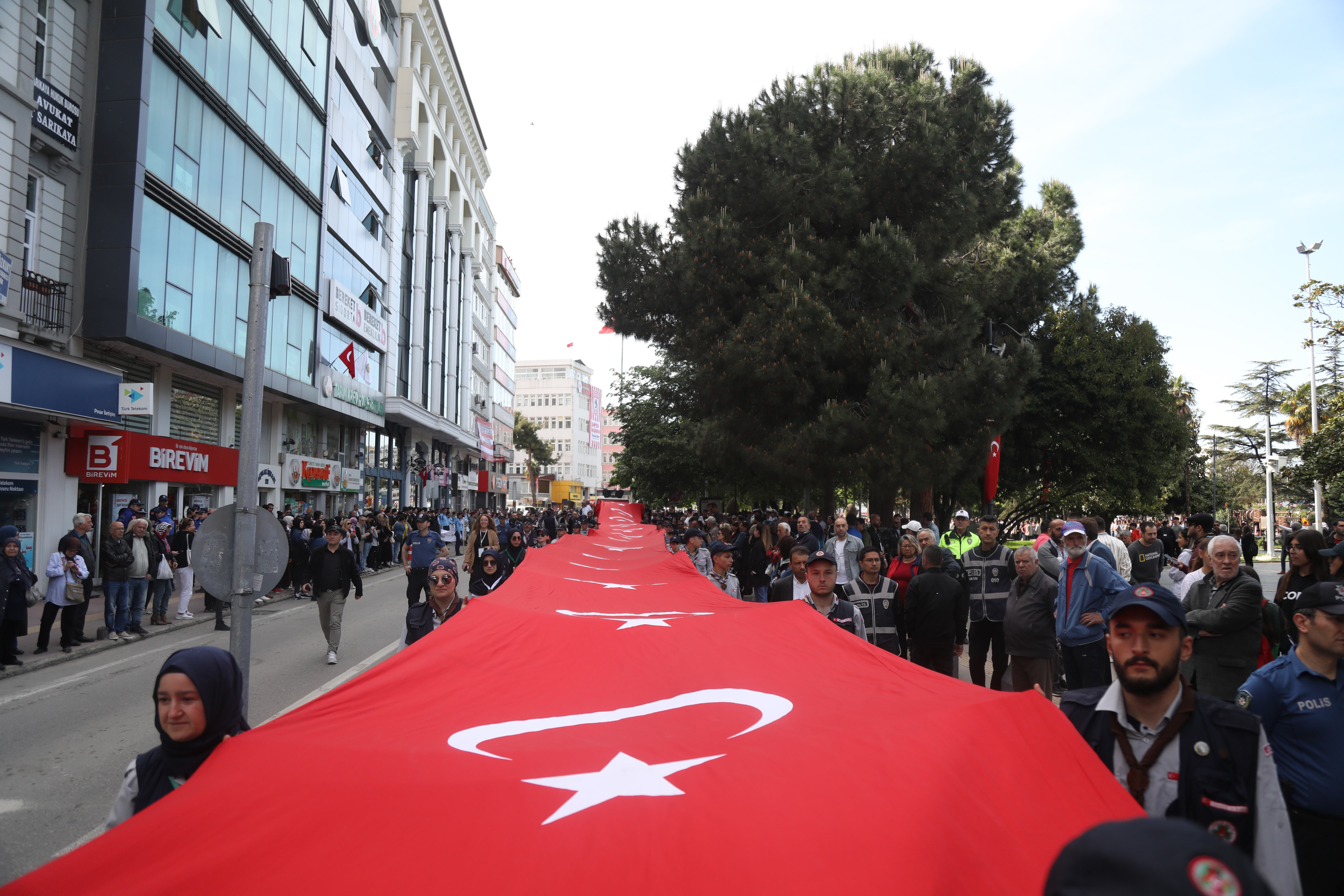 aa-20230517-31162086-31162084-samsunda-1919-metrelik-turk-bayragiyla-yuruyus-yapildi.jpg