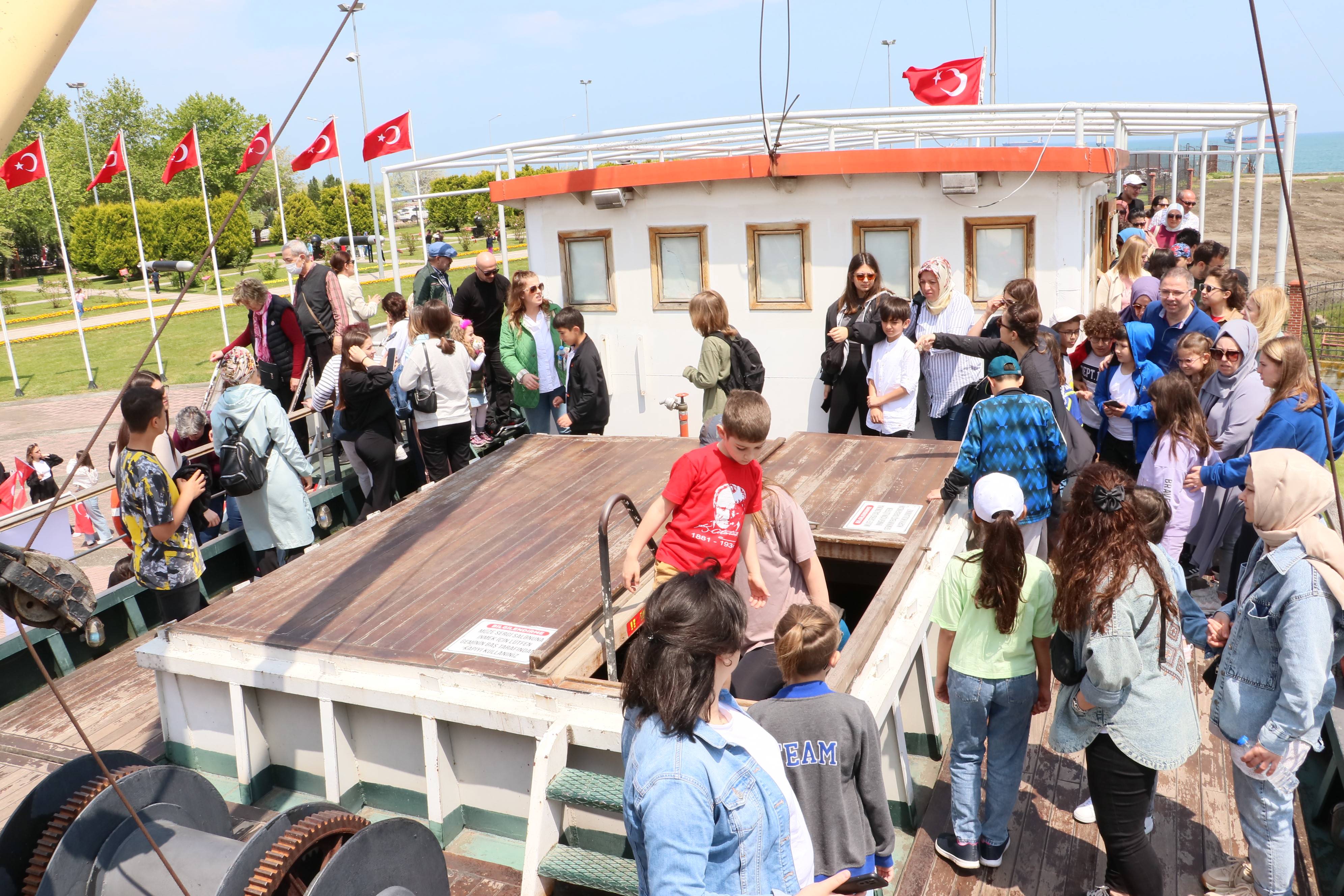 aa-20230519-31177925-31177923-bandirma-gemi-muzesi-ziyaretcilerine-19-mayis-surecini-gosteriyor.jpg