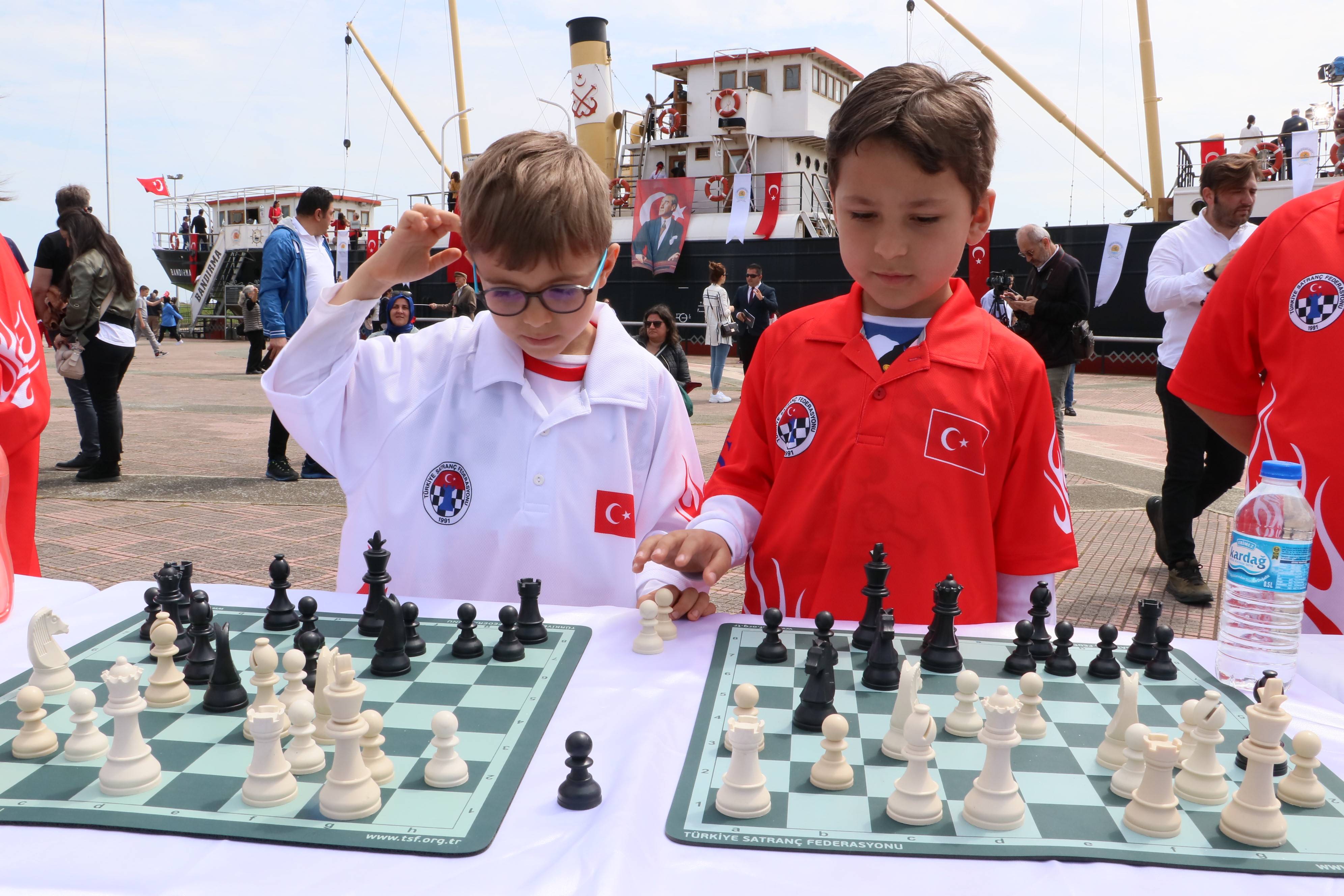 aa-20230519-31178825-31178821-samsunda-satranc-sampiyonu-ile-19-minik-sporcu-gosteri-maci-yapti.jpg