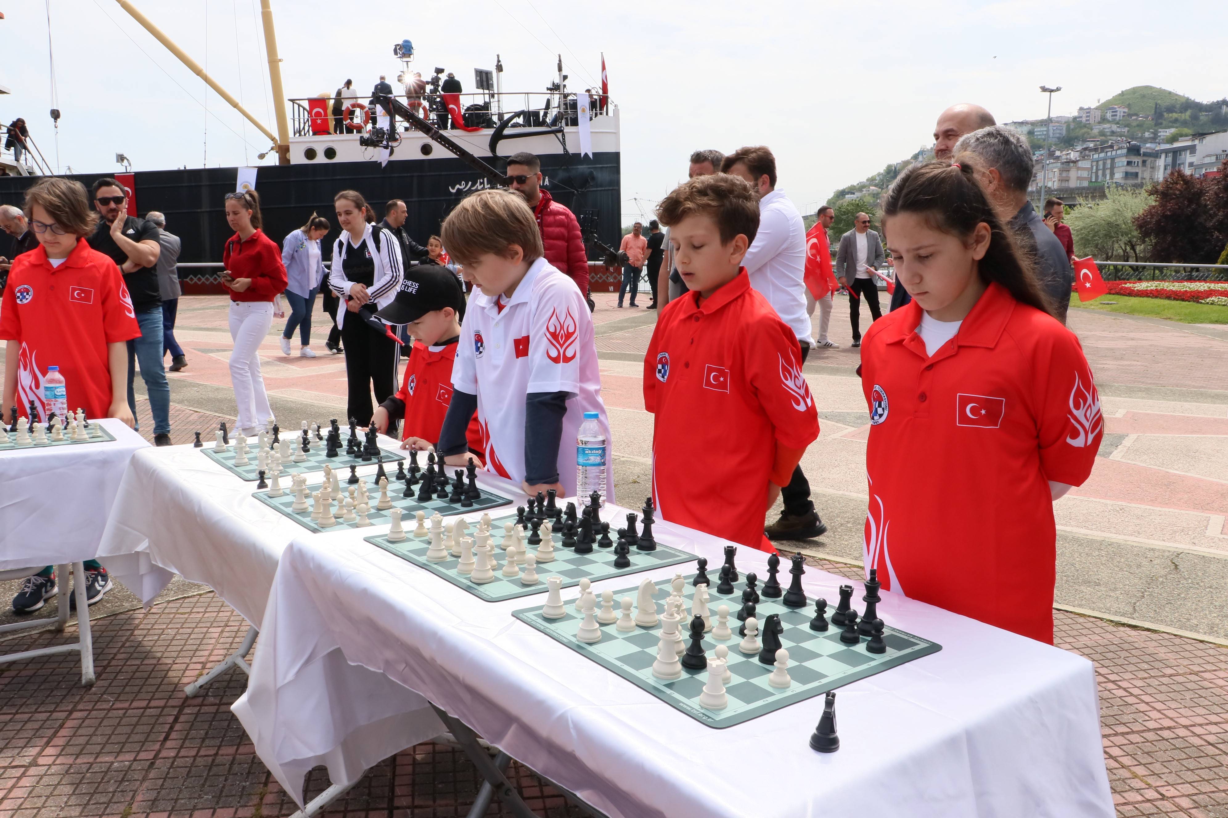 aa-20230519-31178825-31178822-samsunda-satranc-sampiyonu-ile-19-minik-sporcu-gosteri-maci-yapti.jpg