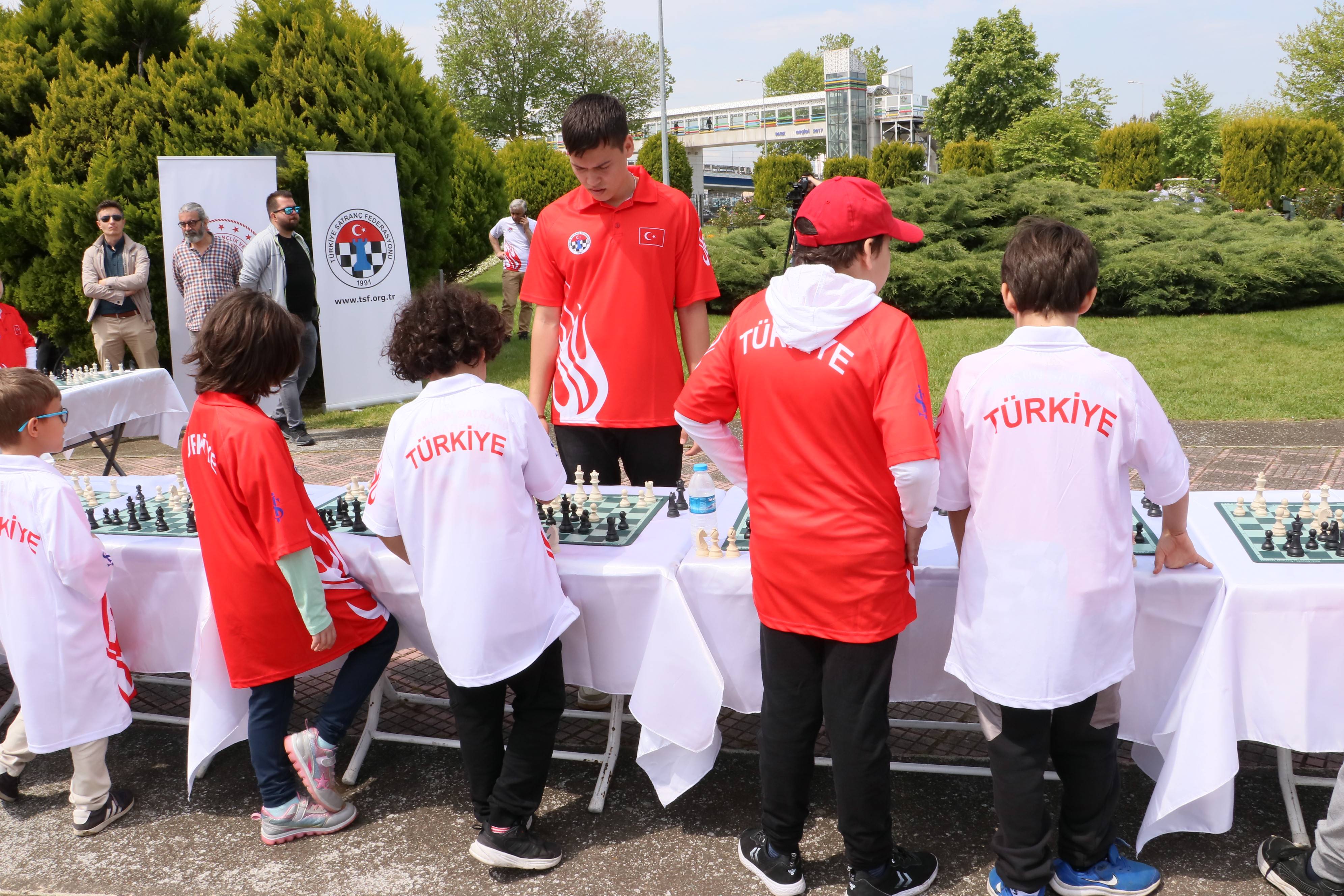 aa-20230519-31178825-31178823-samsunda-satranc-sampiyonu-ile-19-minik-sporcu-gosteri-maci-yapti.jpg