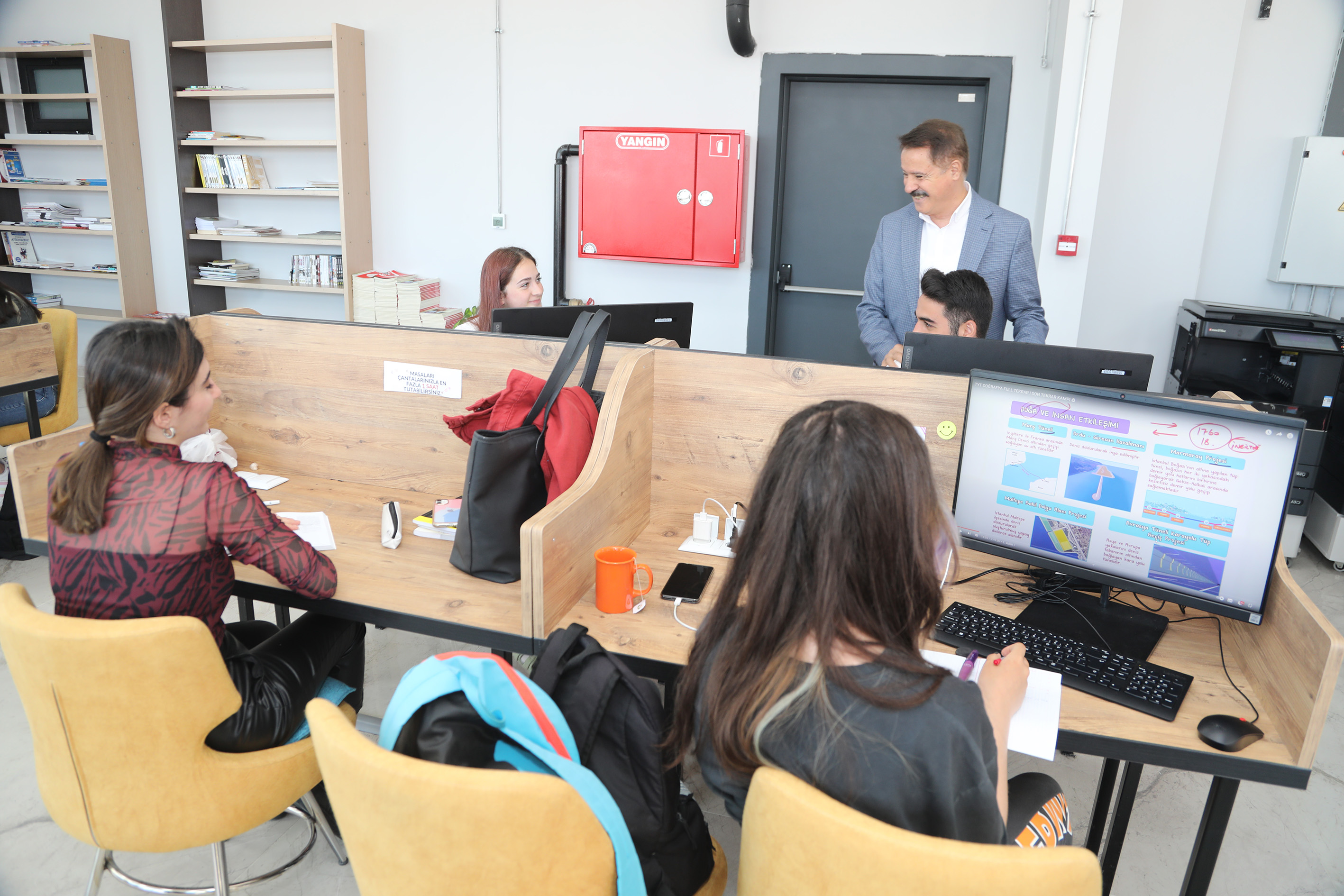 baskan-deveciden-universitelilere-davet-1.jpg