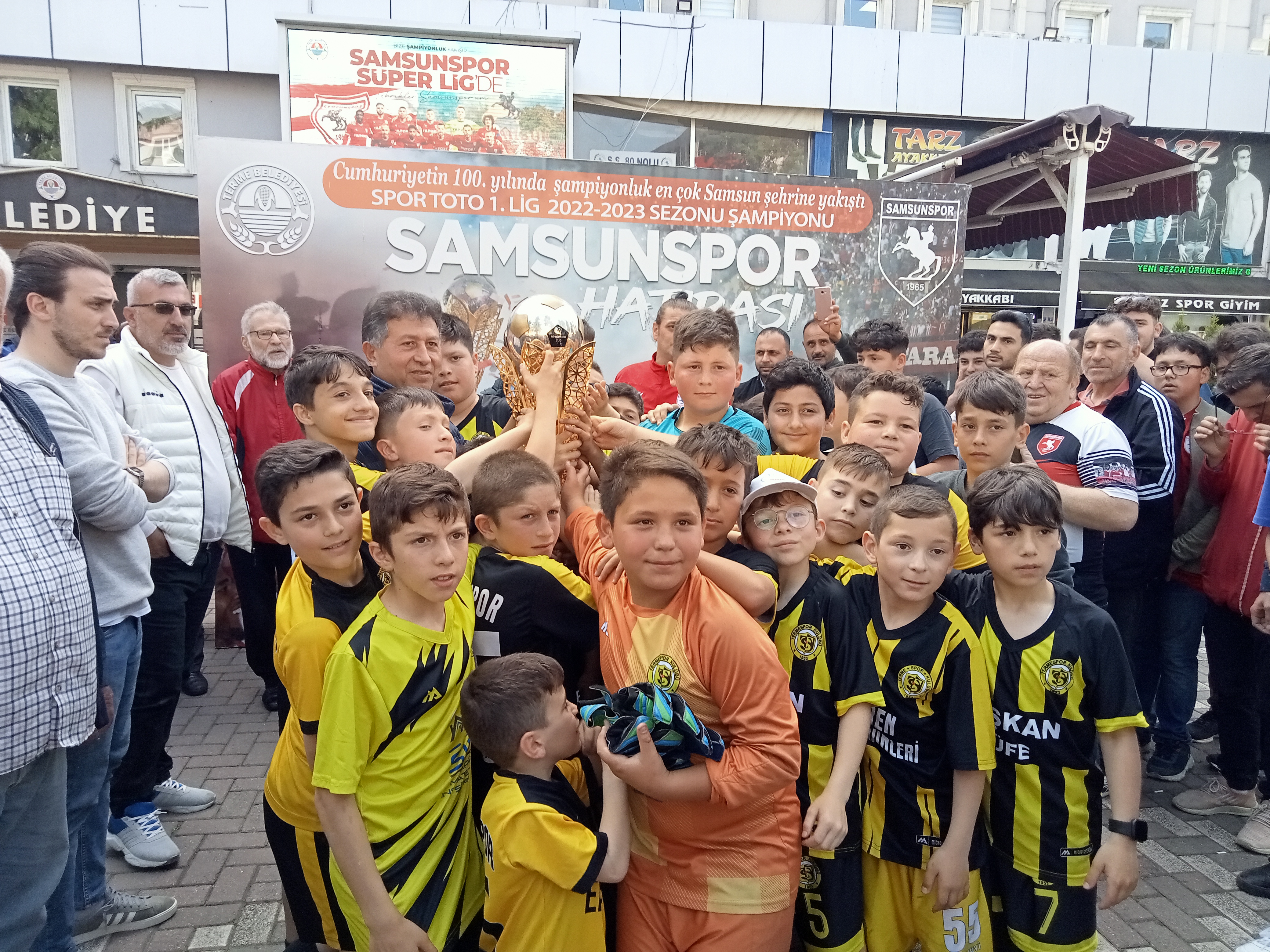 aa-20230529-31278159-31278155-samsunsporun-sampiyonluk-kupasi-termeli-taraftarlarla-bulustu.jpg