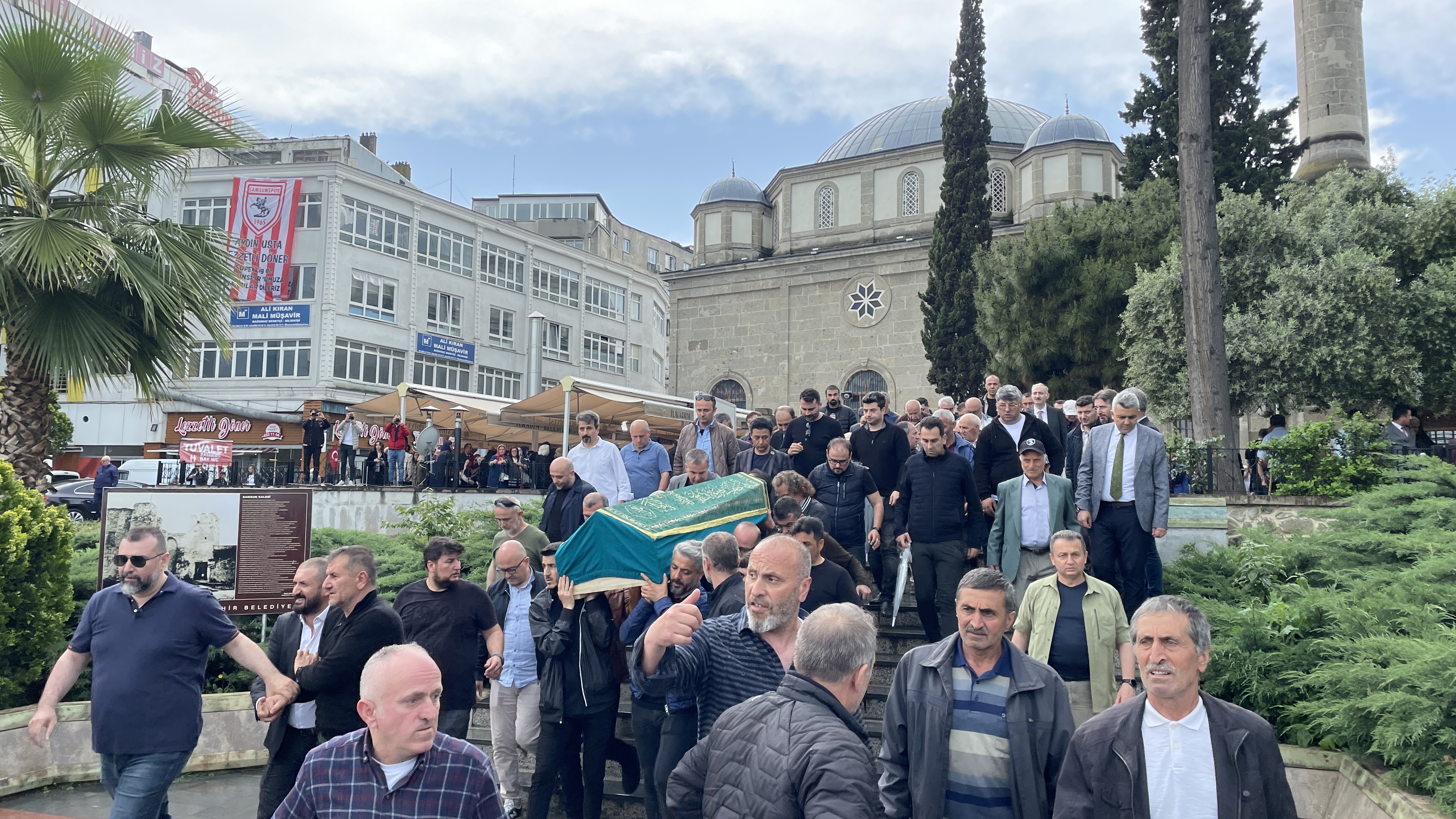 aa-20230530-31283628-31283627-vefat-eden-cumhuriyet-savcisi-akkayanin-cenazesi-samsunda-defnedildi.jpg