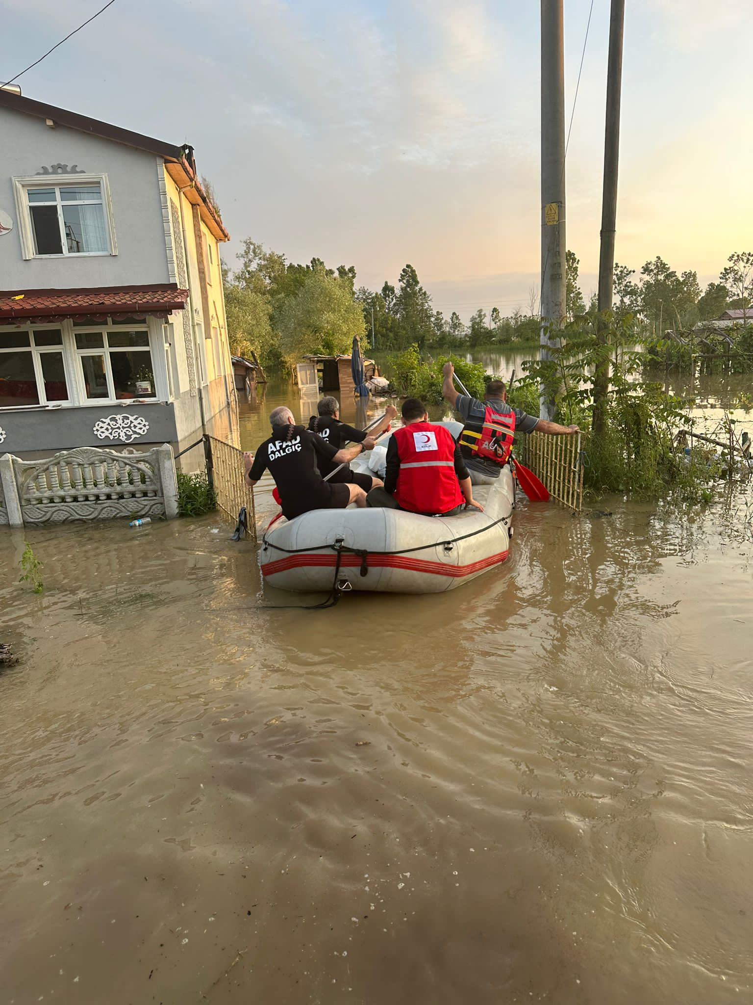 aa-20230606-31355651-31355650-samsunda-afad-ile-turk-kizilay-evlerinin-etrafini-su-basan-vatandaslara-erzak-dagitti.jpg