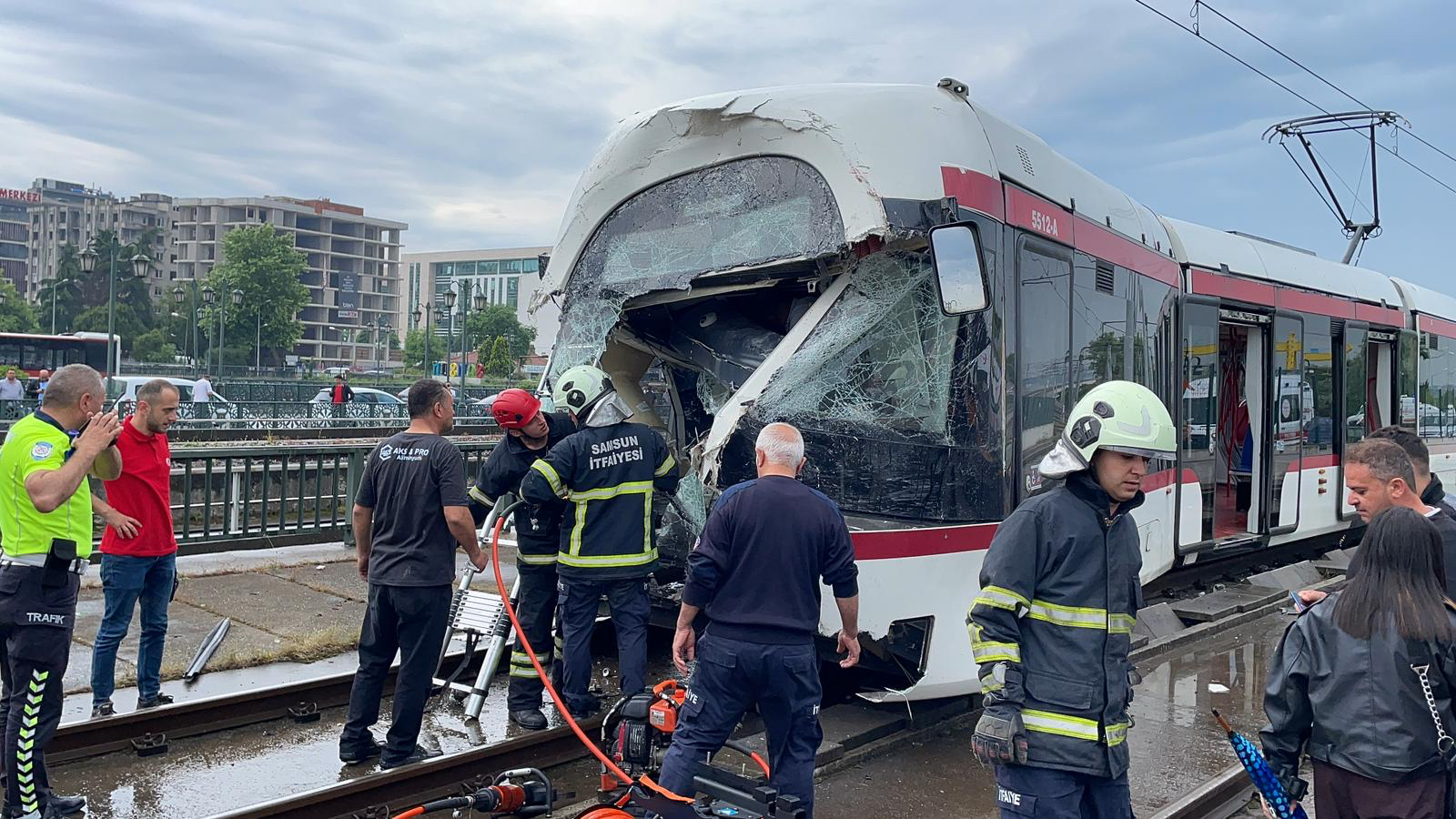 aa-20230609-31381048-31381046-samsunda-tramvaylarin-carpismasi-sonucu-26-kisi-yaralandi.jpg