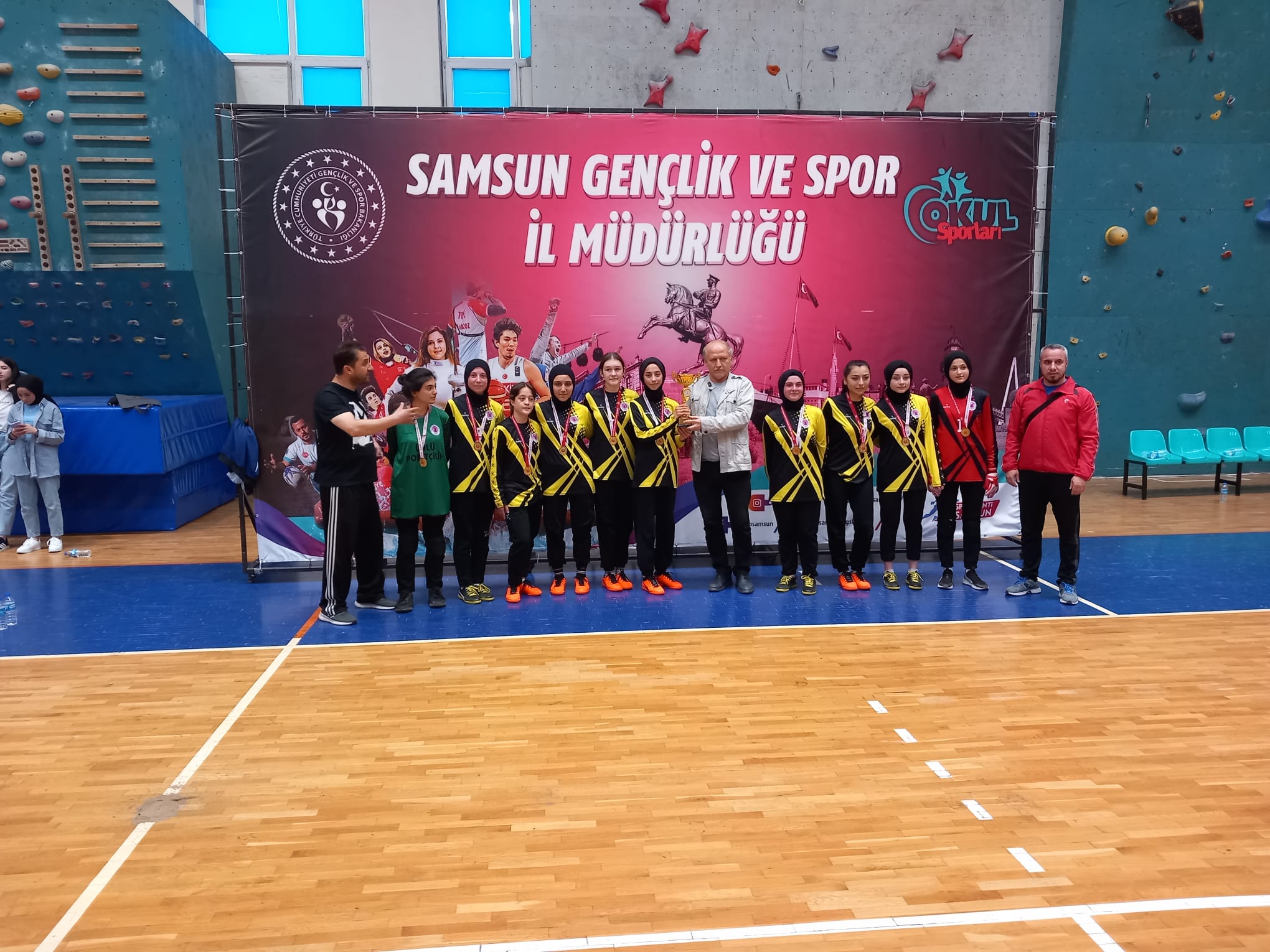 genc-b-kiz-futsal-3.jpeg