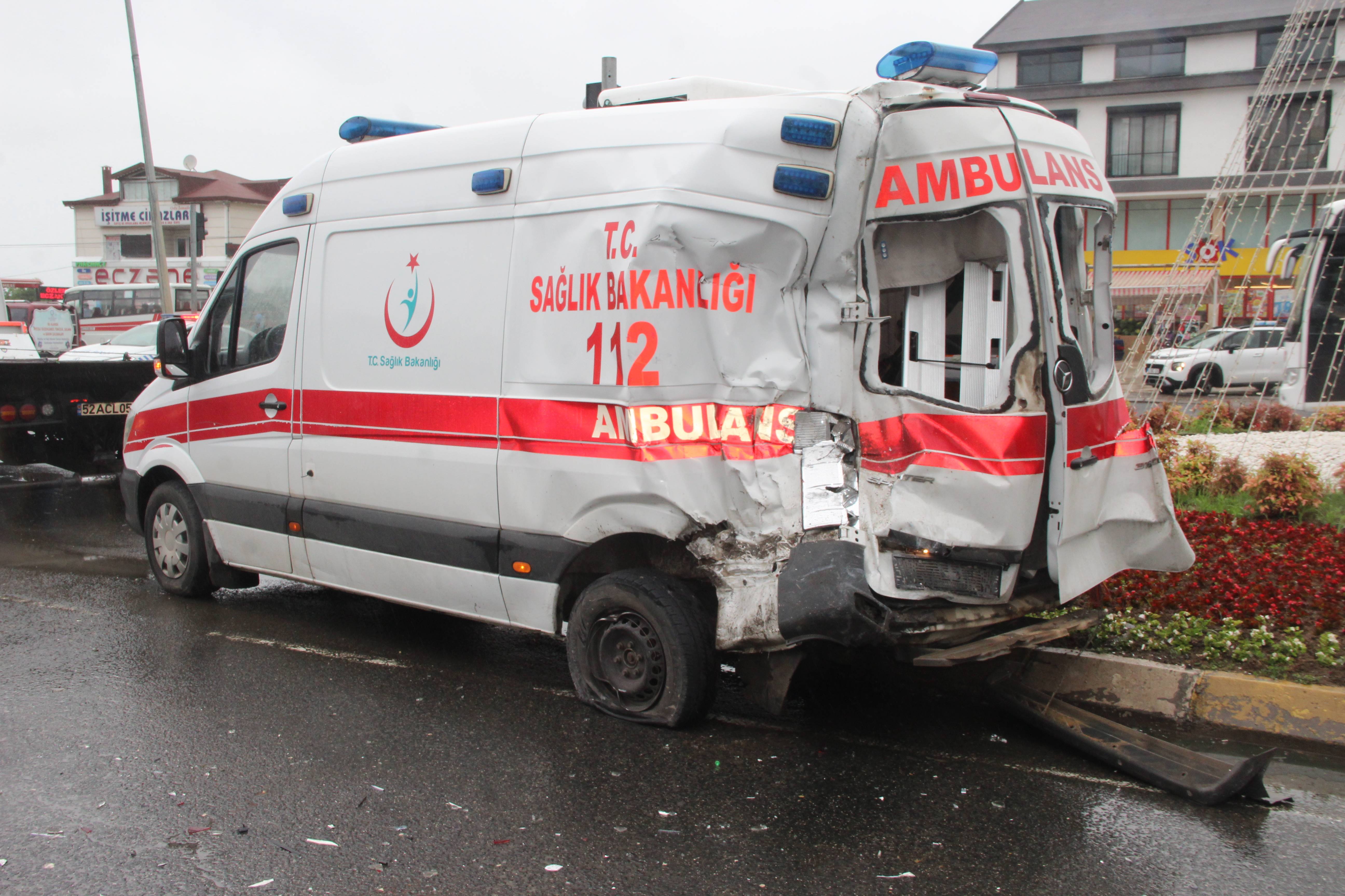 aa-20230613-31419465-31419463-orduda-tir-ambulans-ve-minibusun-karistigi-kazada-2-kisi-yaralandi.jpg