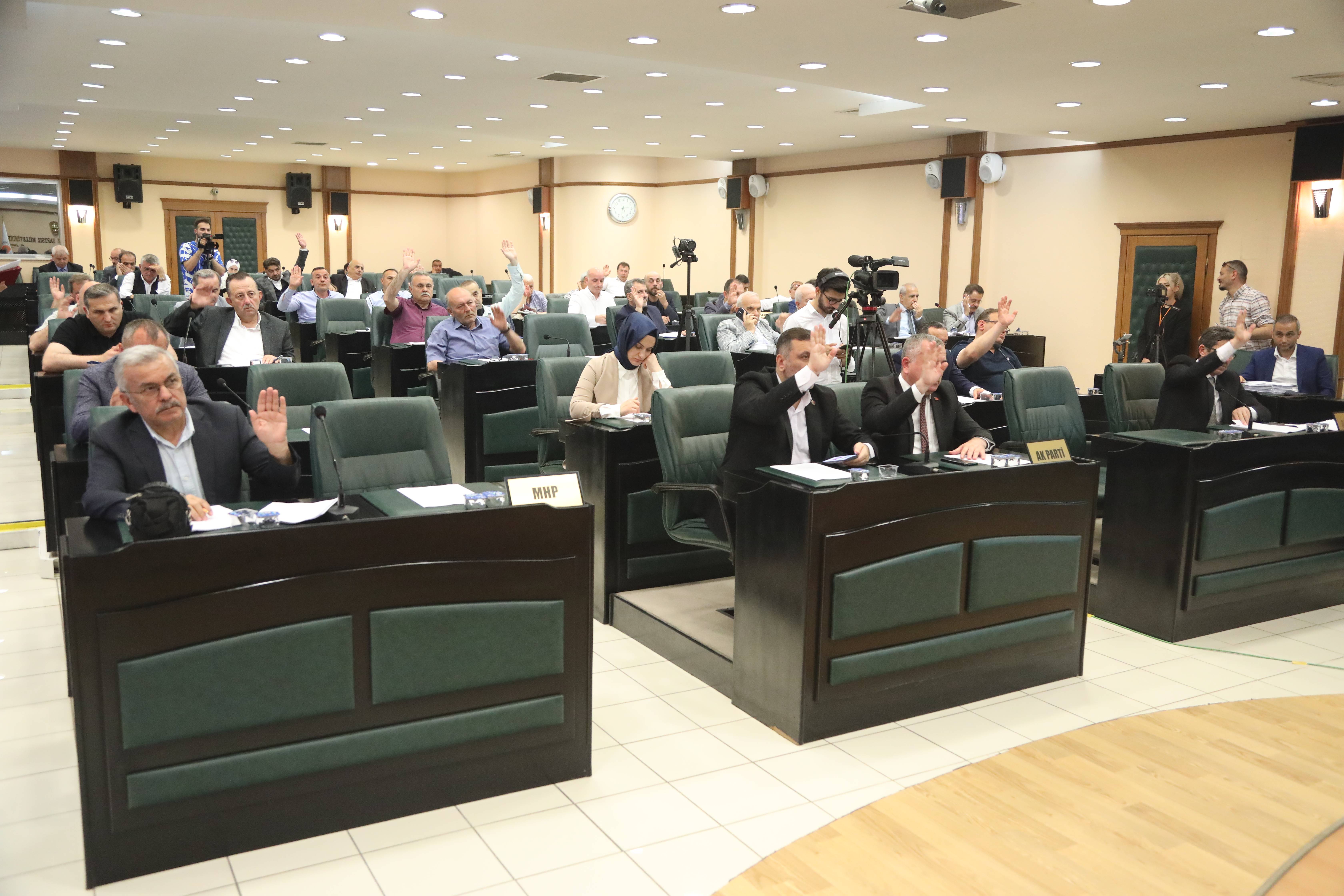 baskan-deveciden-demire-arsa-satisi-elestirisi-2.jpeg