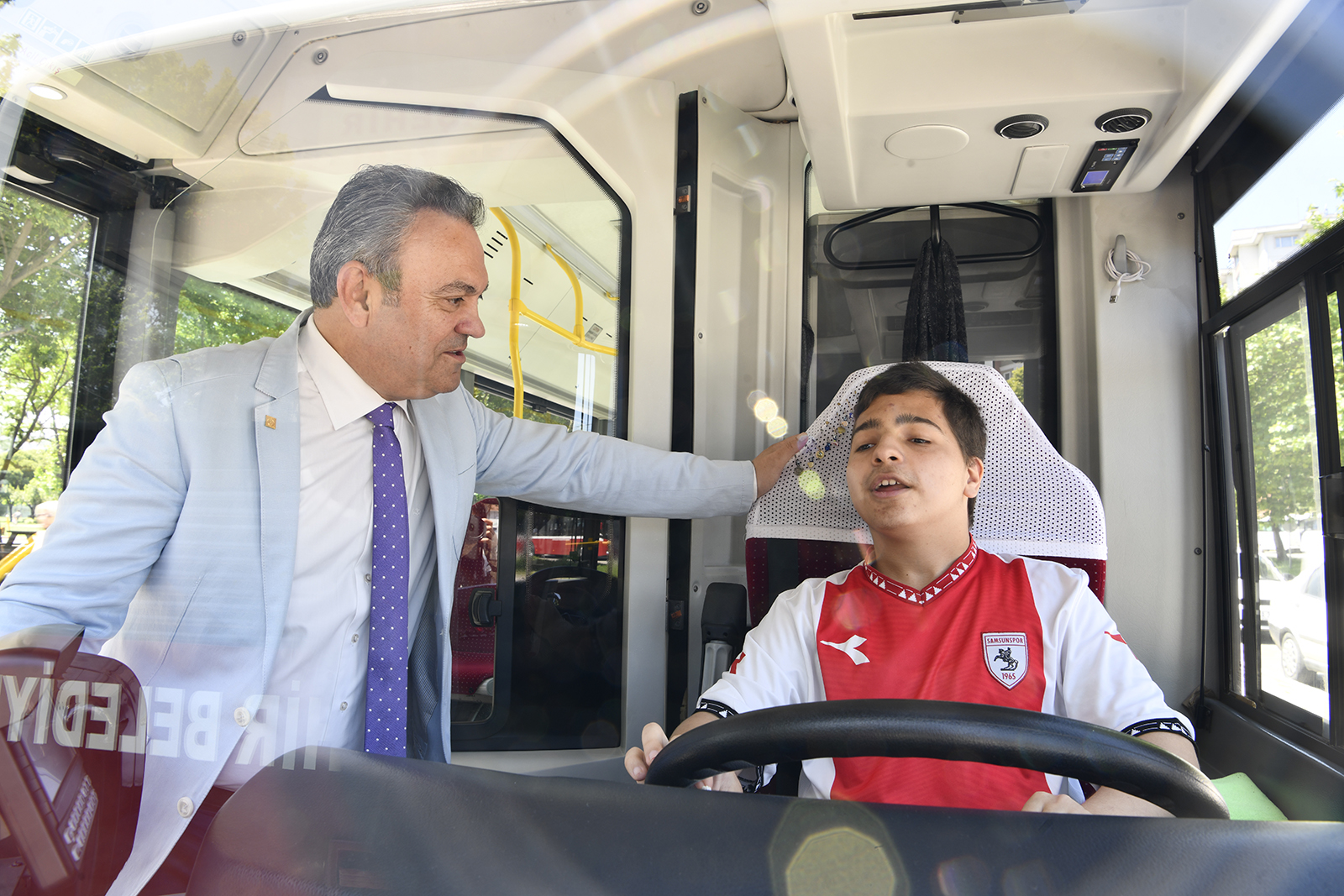 buyuksehir-hayalini-gerceklestirdi-kadir-gurkan-soldaki-necip-fazil-cirak-sagdaki1.jpg