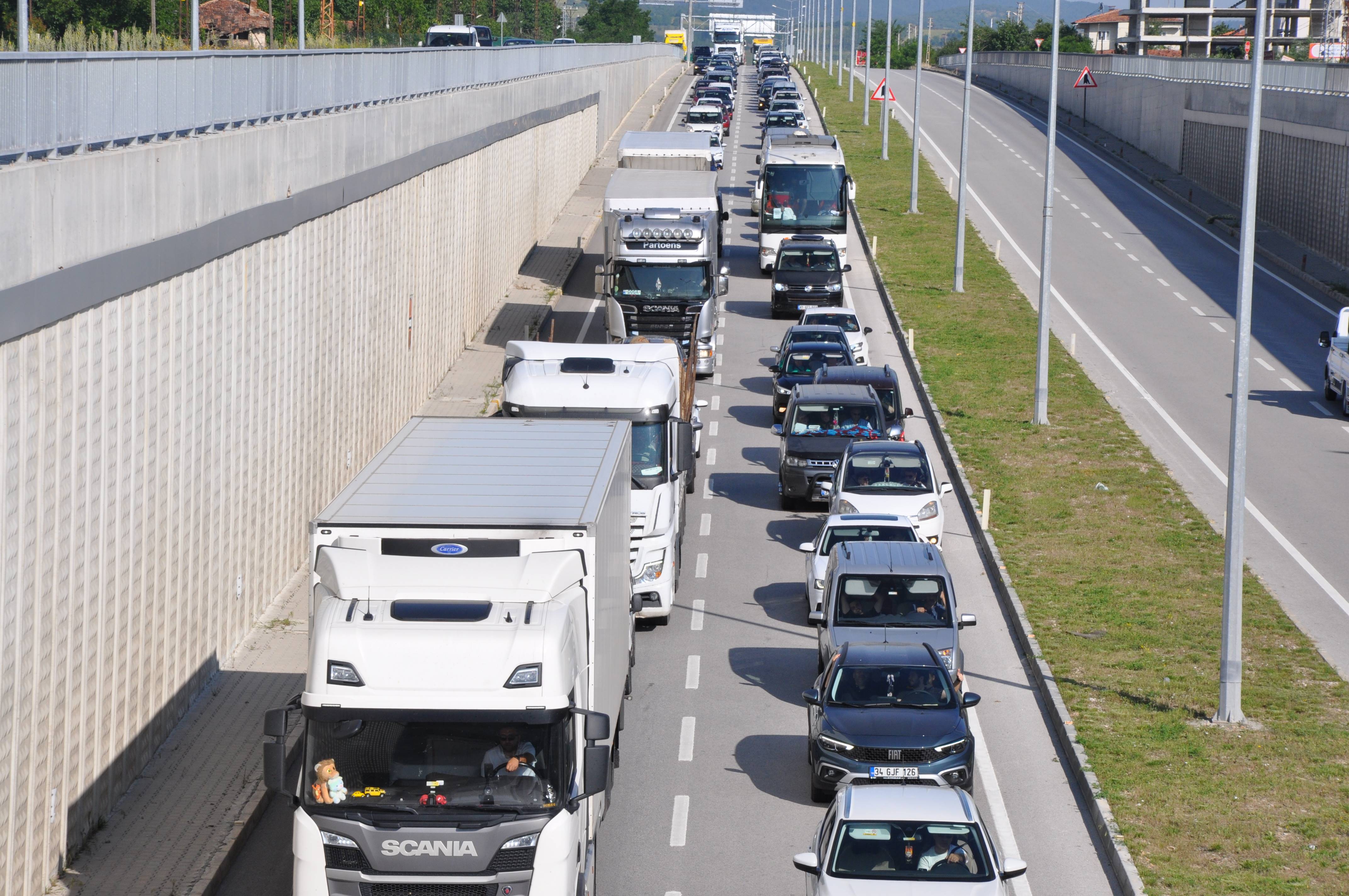 aa-20230623-31503549-31503541-istanbulsamsun-kara-yolunda-bayram-trafigi.jpg