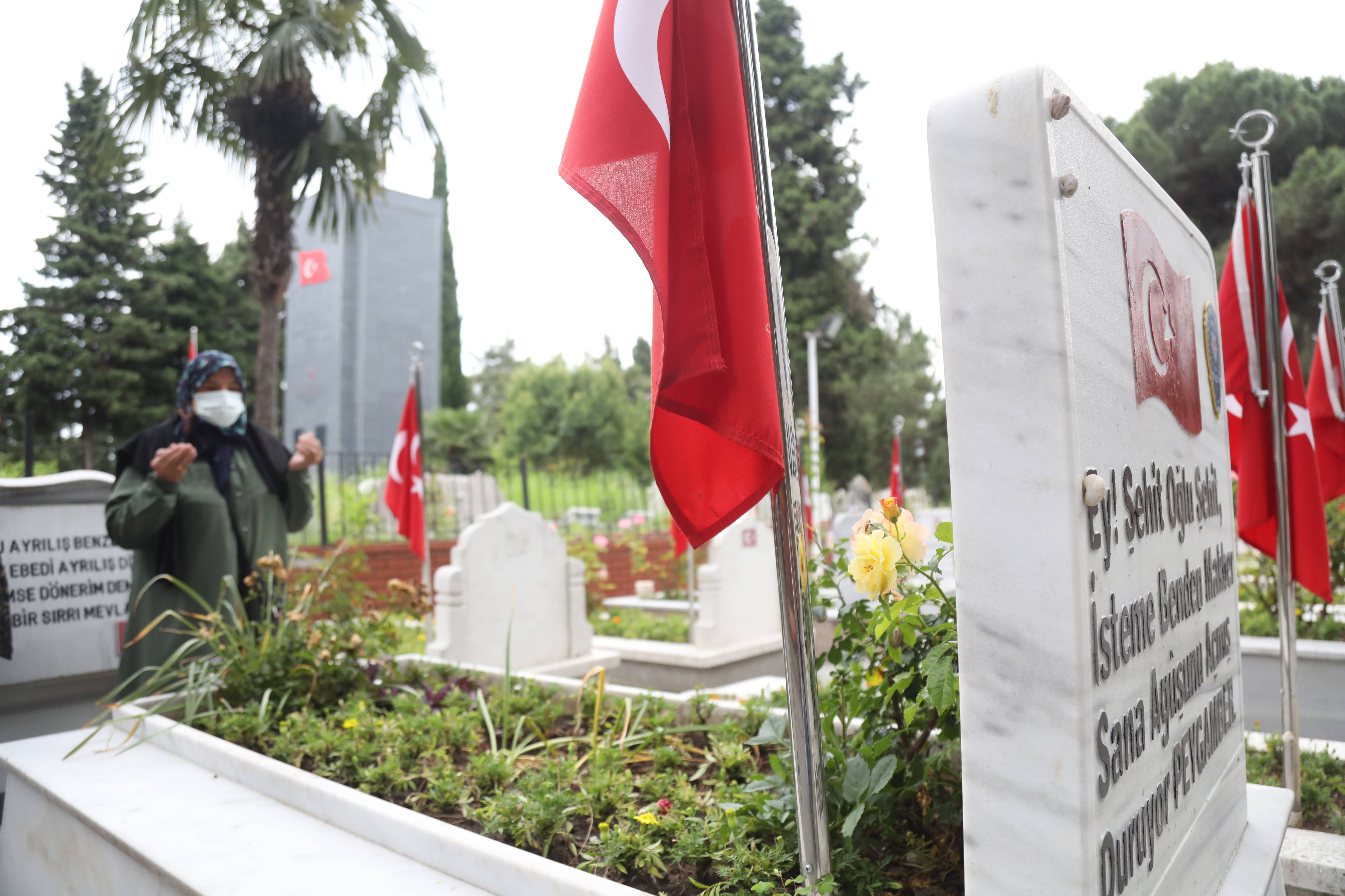 aa-20230627-31536521-31536517-samsunda-kurban-bayrami-arifesinde-sehitlikler-ziyaret-edildi.jpg