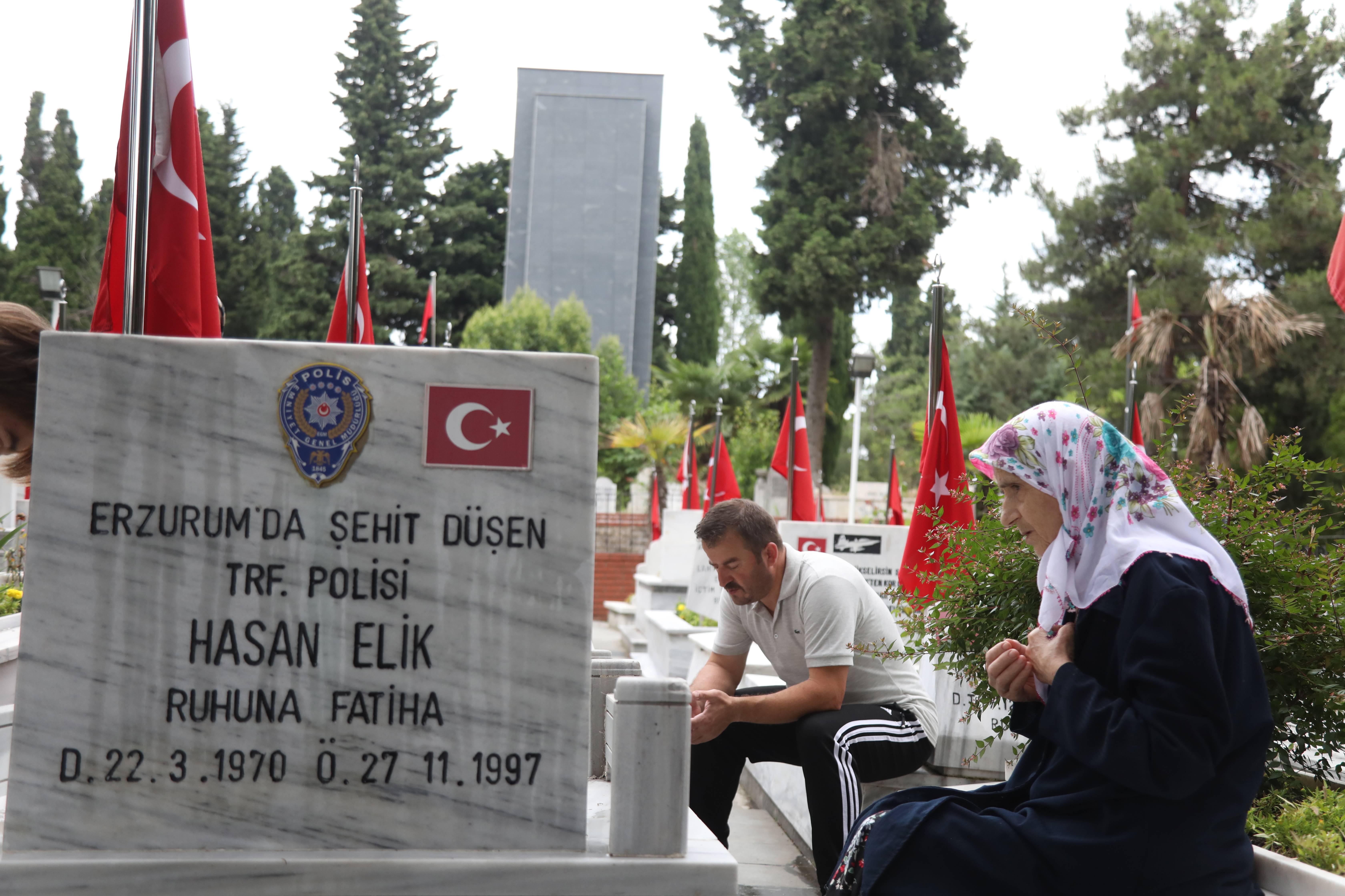 aa-20230627-31536521-31536520-samsunda-kurban-bayrami-arifesinde-sehitlikler-ziyaret-edildi.jpg