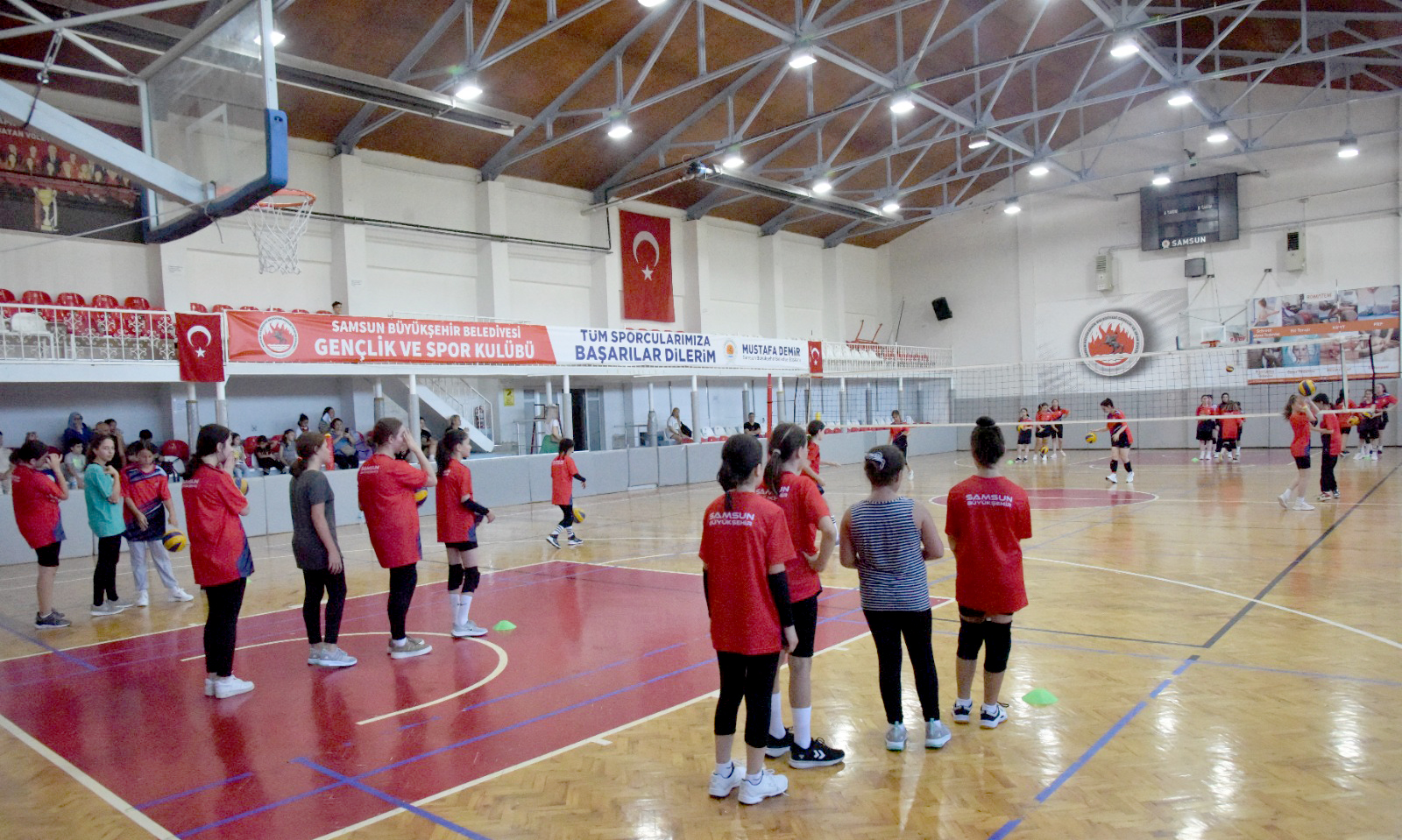 buyuksehir-yaz-spor-okulunda-voleybola-yogun-ilgi-8-001.jpeg