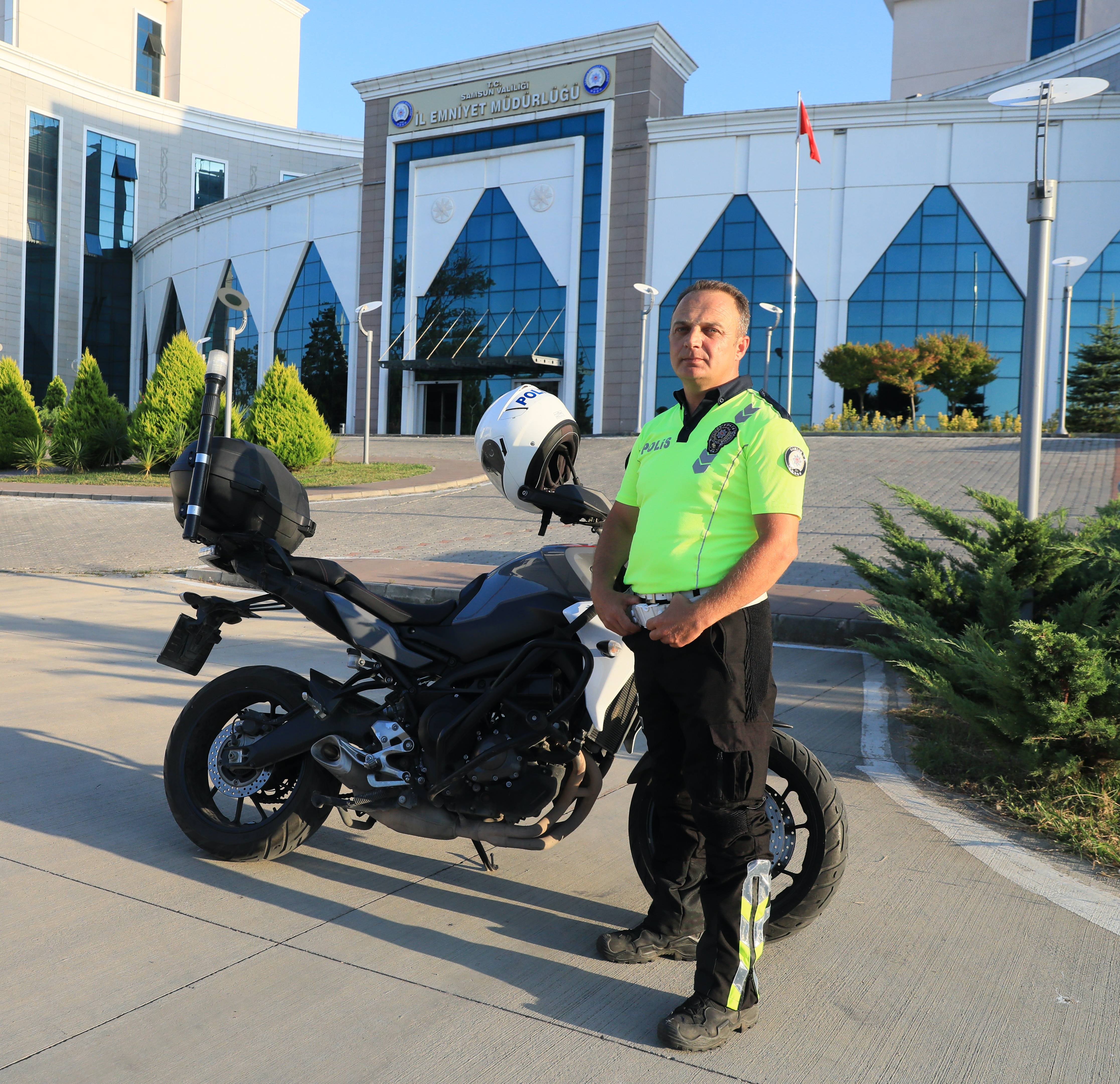 aa-20230722-31742094-31742091-samsunda-motosikletli-gence-nasihatte-bulunan-trafik-polisi-yildirim-o-anlari-anlatti.jpg