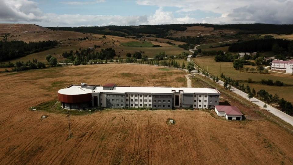 aa-20230801-31814283-31814279-kenevir-dokumaciliginda-geleneksel-ile-modern-universitelilerin-elinde-birlesecek.jpg