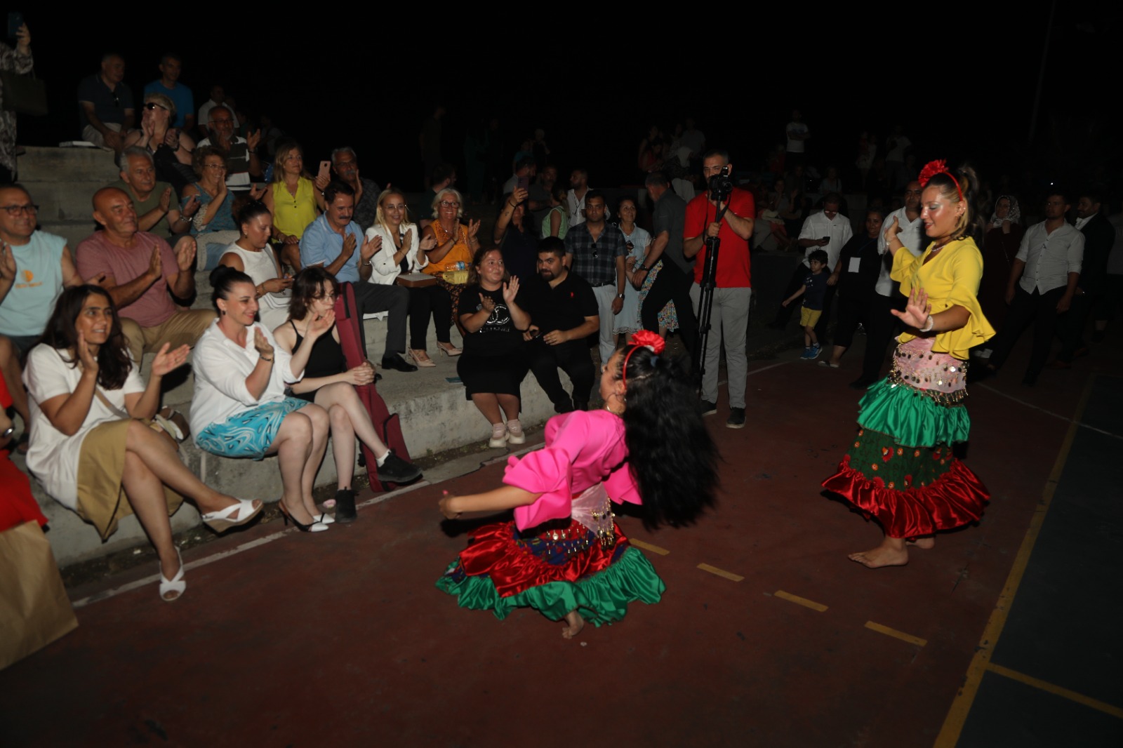 3-kadin-emegi-festivali-sahilde-basladi-1.jpeg