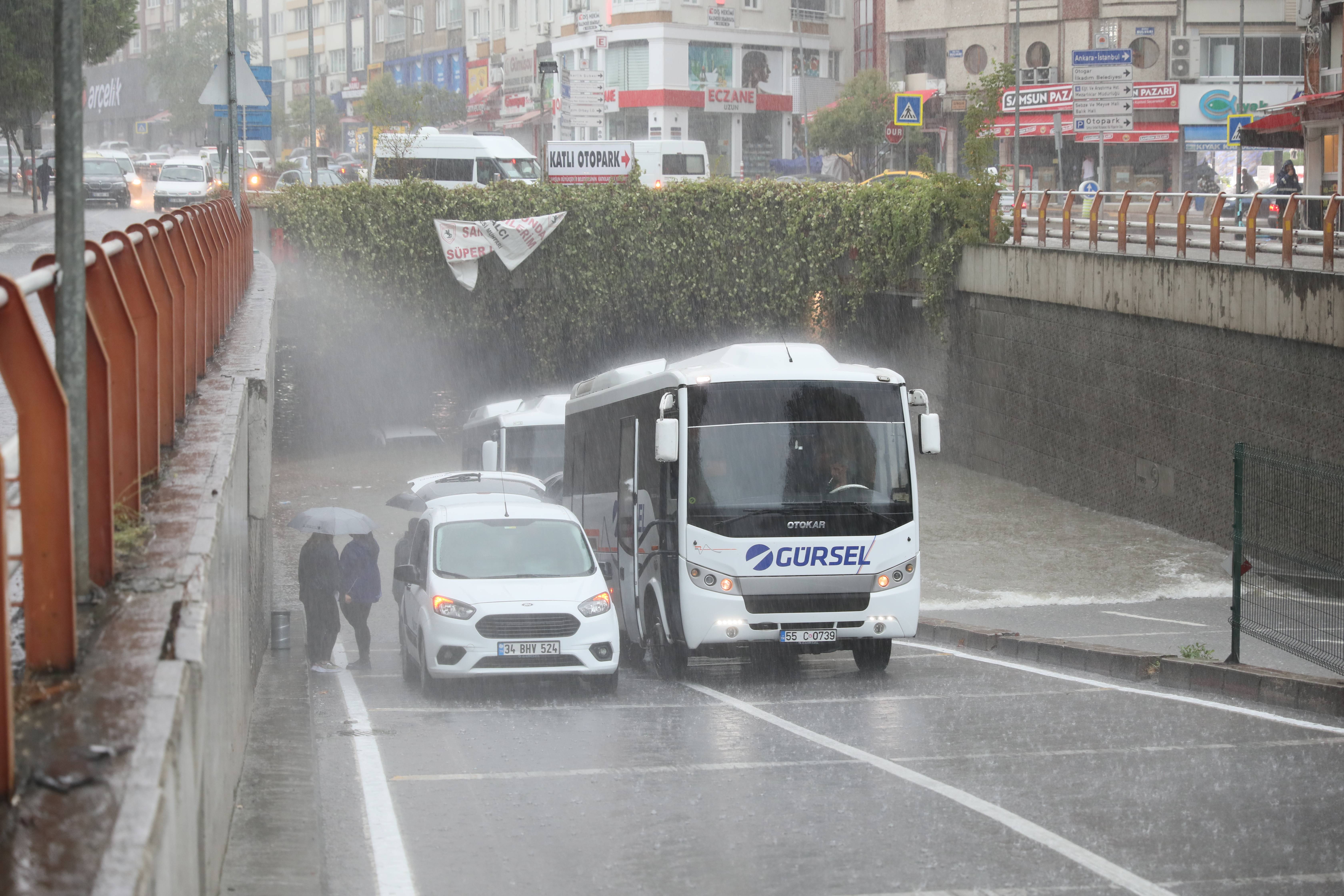 aa-20230903-32061081-32061079-samsunda-suyla-dolan-alt-gecitte-aracta-mahsur-kalan-4-kisi-yuzerek-kurtuldu-001.jpg