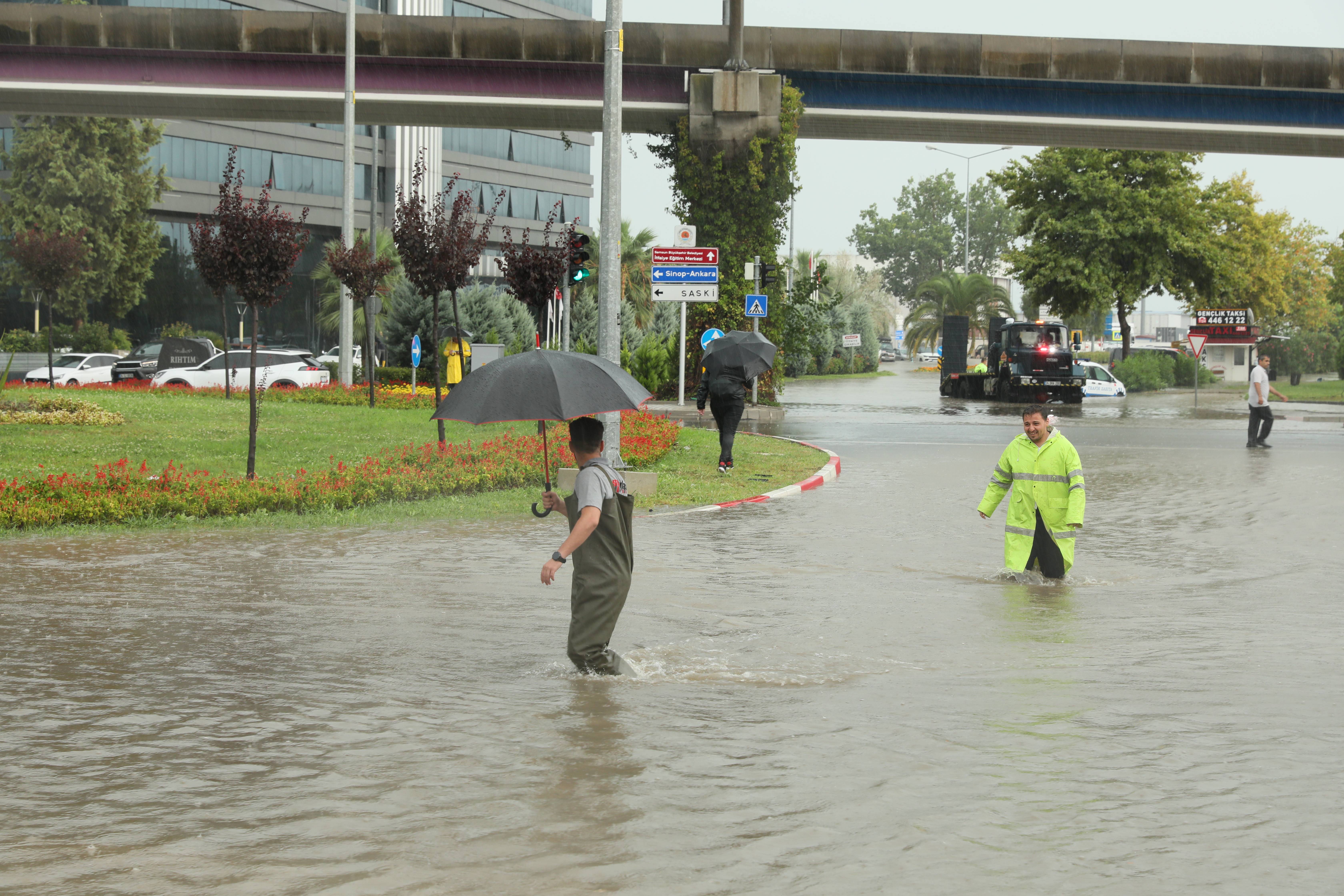 aa-20230903-32061236-32061228-samsunda-saganak-nedeniyle-ev-ve-is-yerlerini-su-basti.jpg