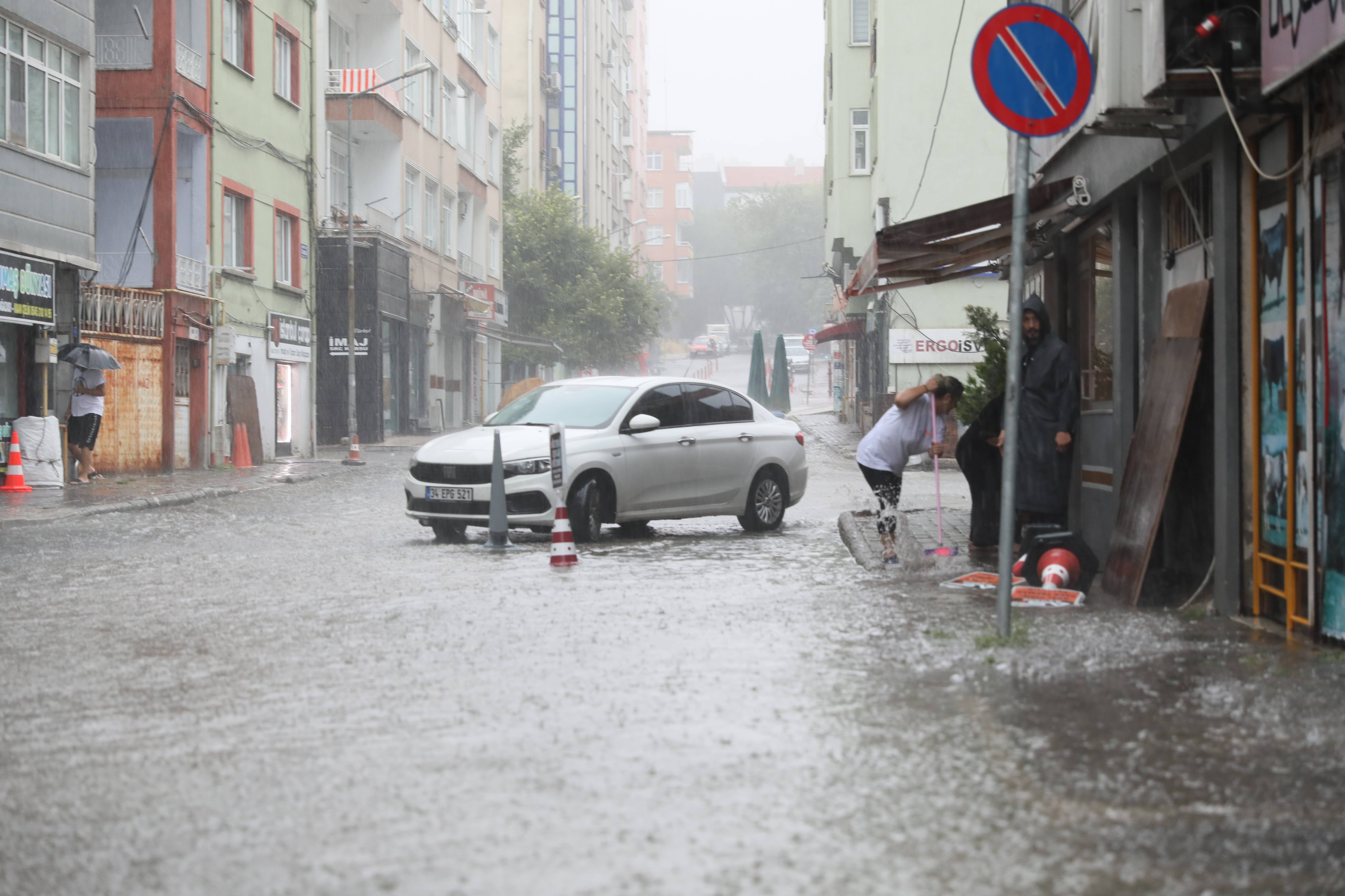 aa-20230903-32061236-32061230-samsunda-saganak-nedeniyle-ev-ve-is-yerlerini-su-basti.jpg