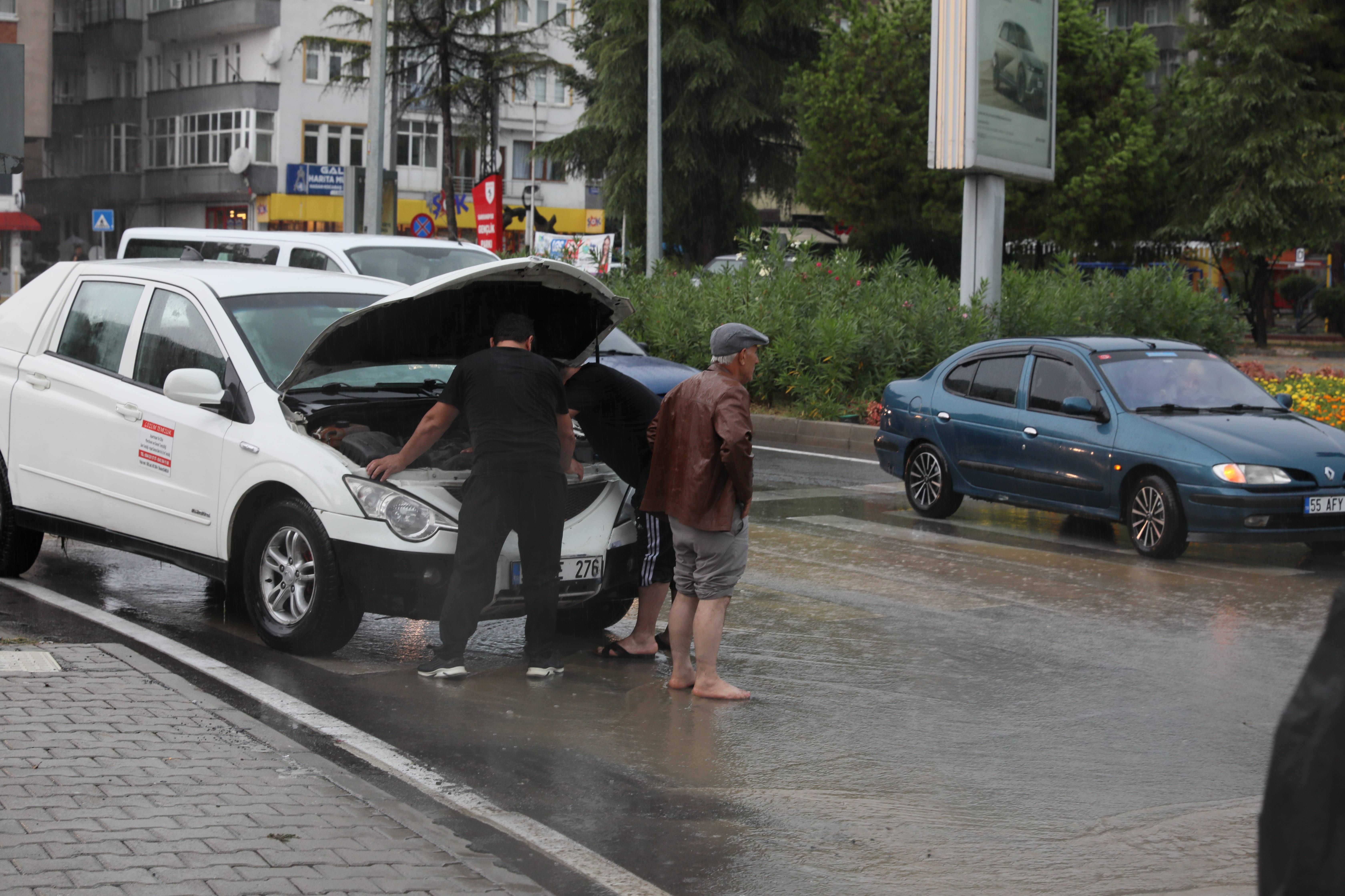 aa-20230903-32061236-32061232-samsunda-saganak-nedeniyle-ev-ve-is-yerlerini-su-basti.jpg