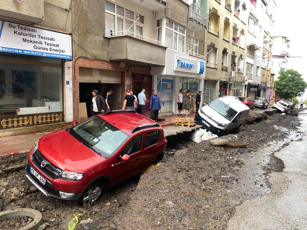 aa-20230903-32061645-32061639-samsunda-saganak-nedeniyle-ev-ve-is-yerlerini-su-basti.jpg