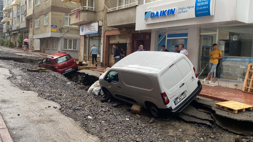 aa-20230903-32061645-32061643-samsunda-saganak-nedeniyle-ev-ve-is-yerlerini-su-basti.jpg