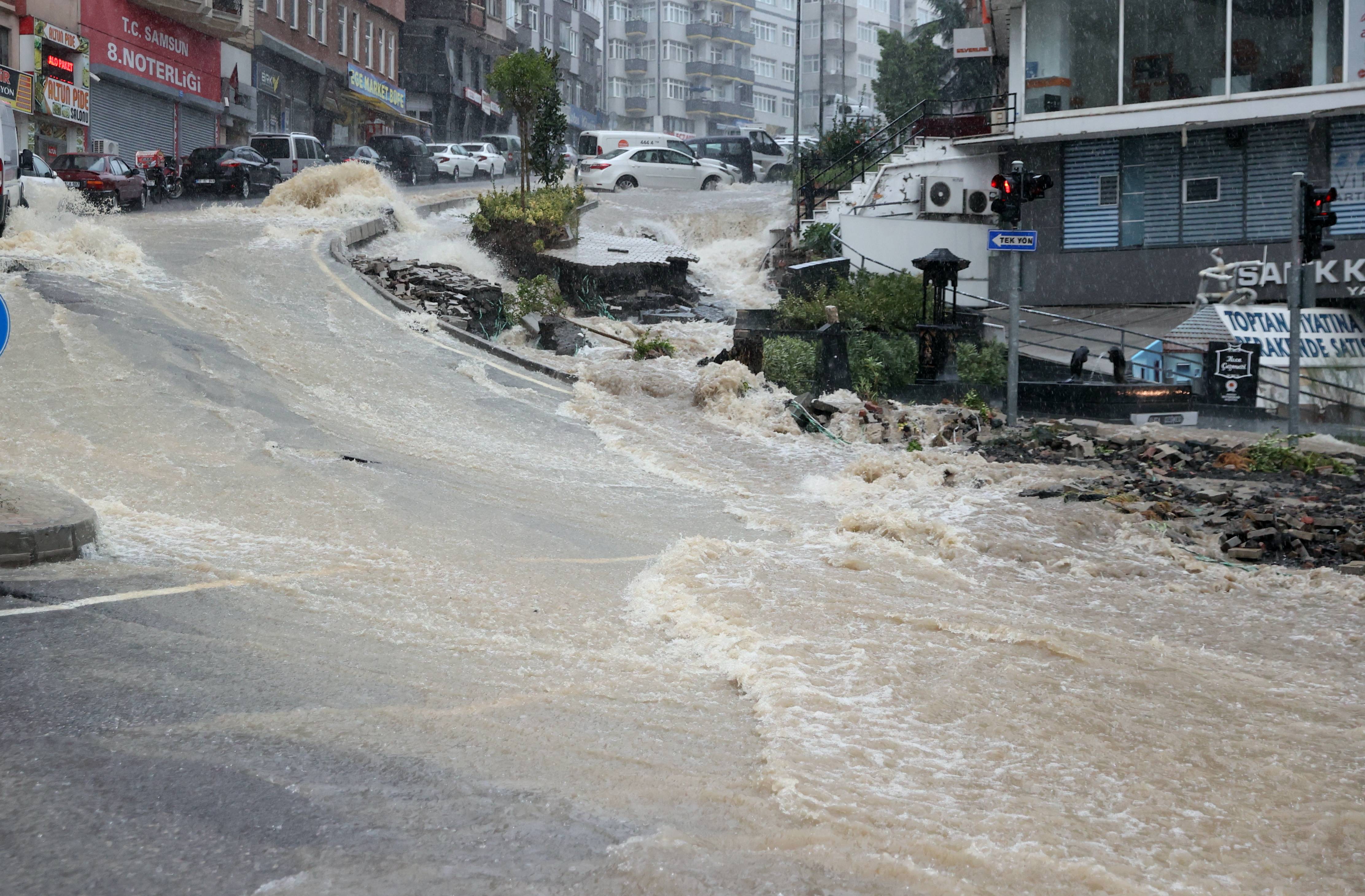 aa-20230903-32063076-32063074-samsunda-saganak-nedeniyle-ev-ve-is-yerlerini-su-basti.jpg