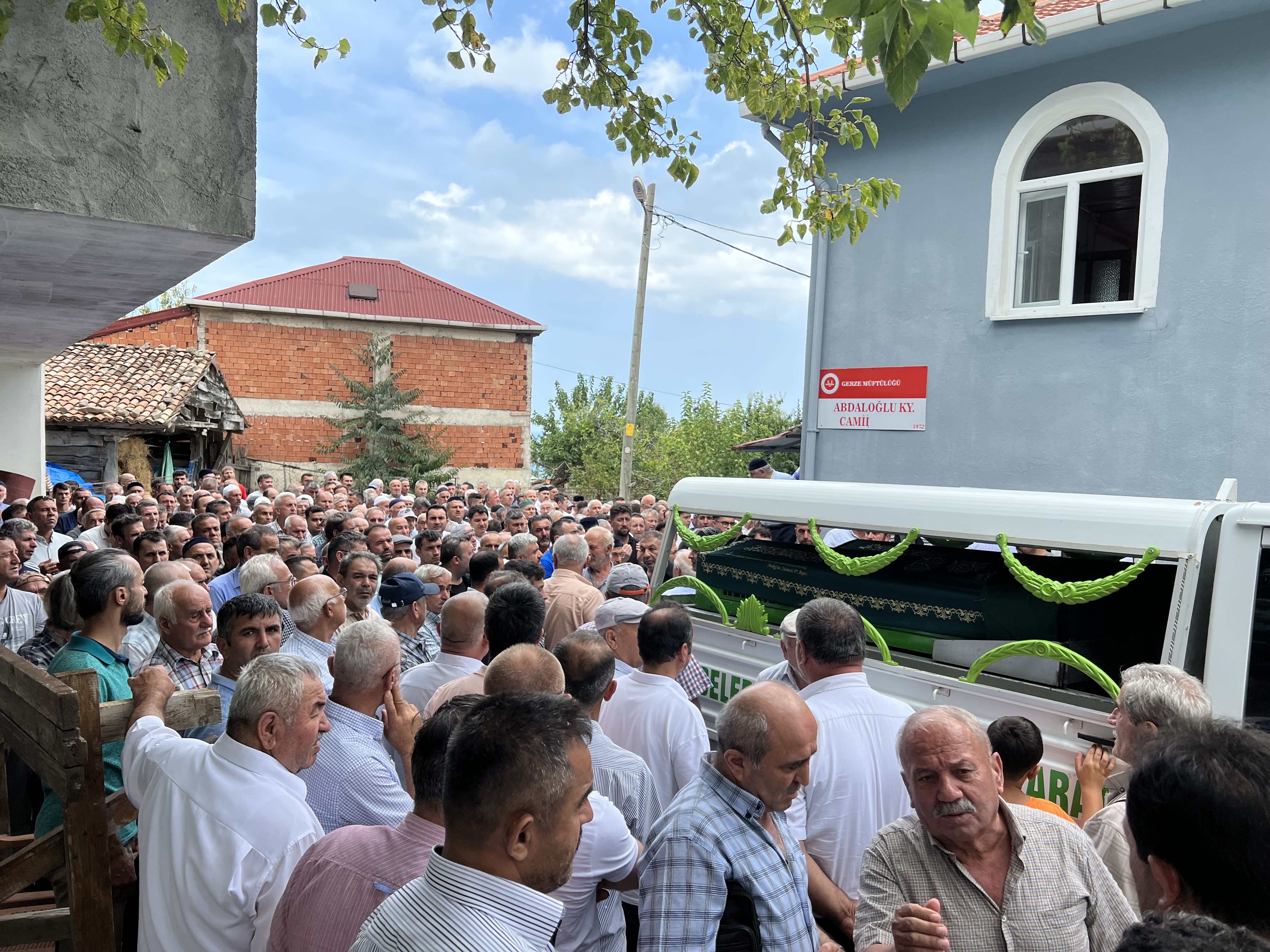aa-20230908-32104242-32104239-orduda-dereye-yuvarlanan-otomobilde-hayatini-kaybeden-3-kisi-sinopta-topraga-verildi.jpg