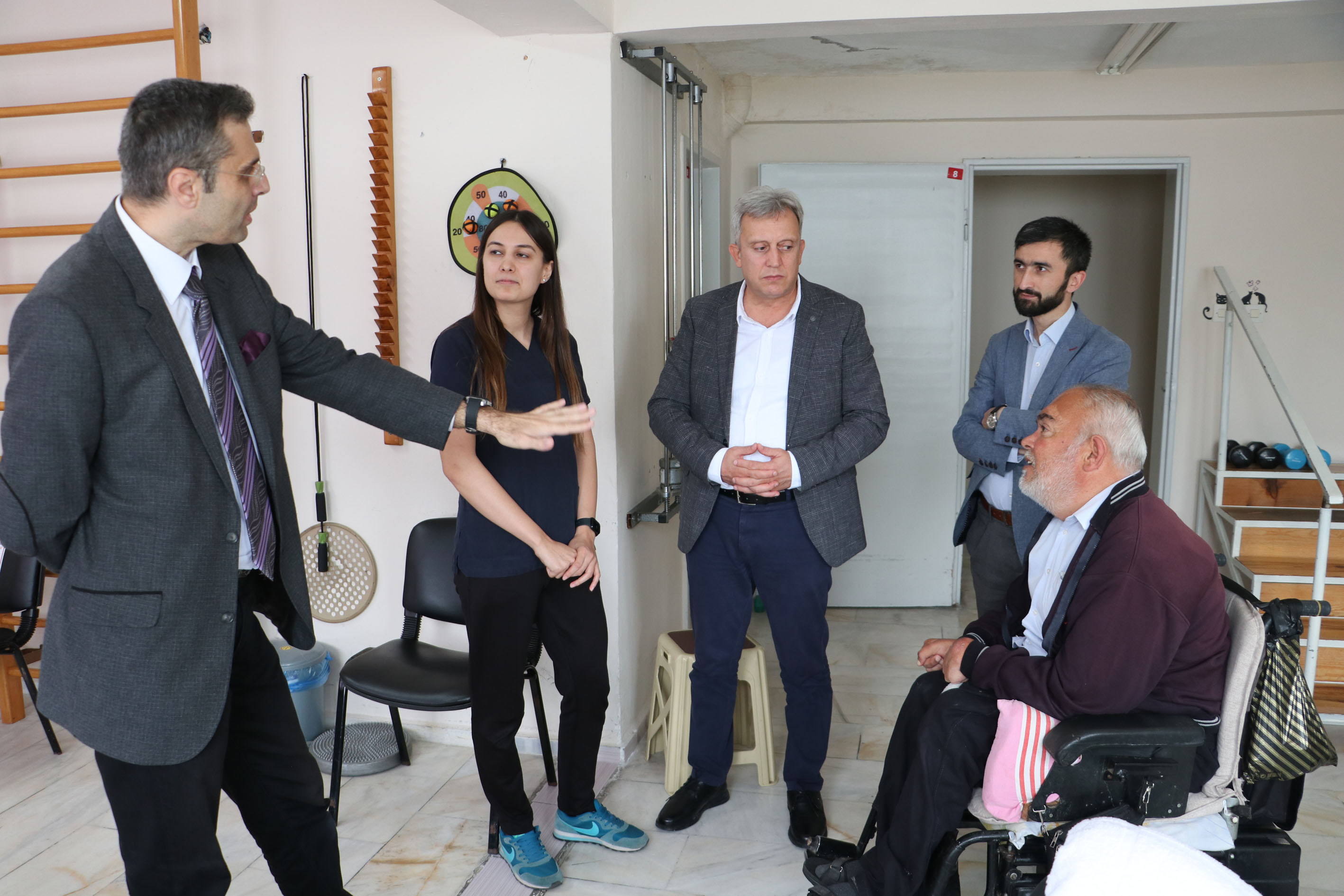 aa-20231004-32307144-32307139-samsunda-yasli-ve-engelli-hastalarin-tedavisi-bulunduklari-yerde-yapiliyor.jpg