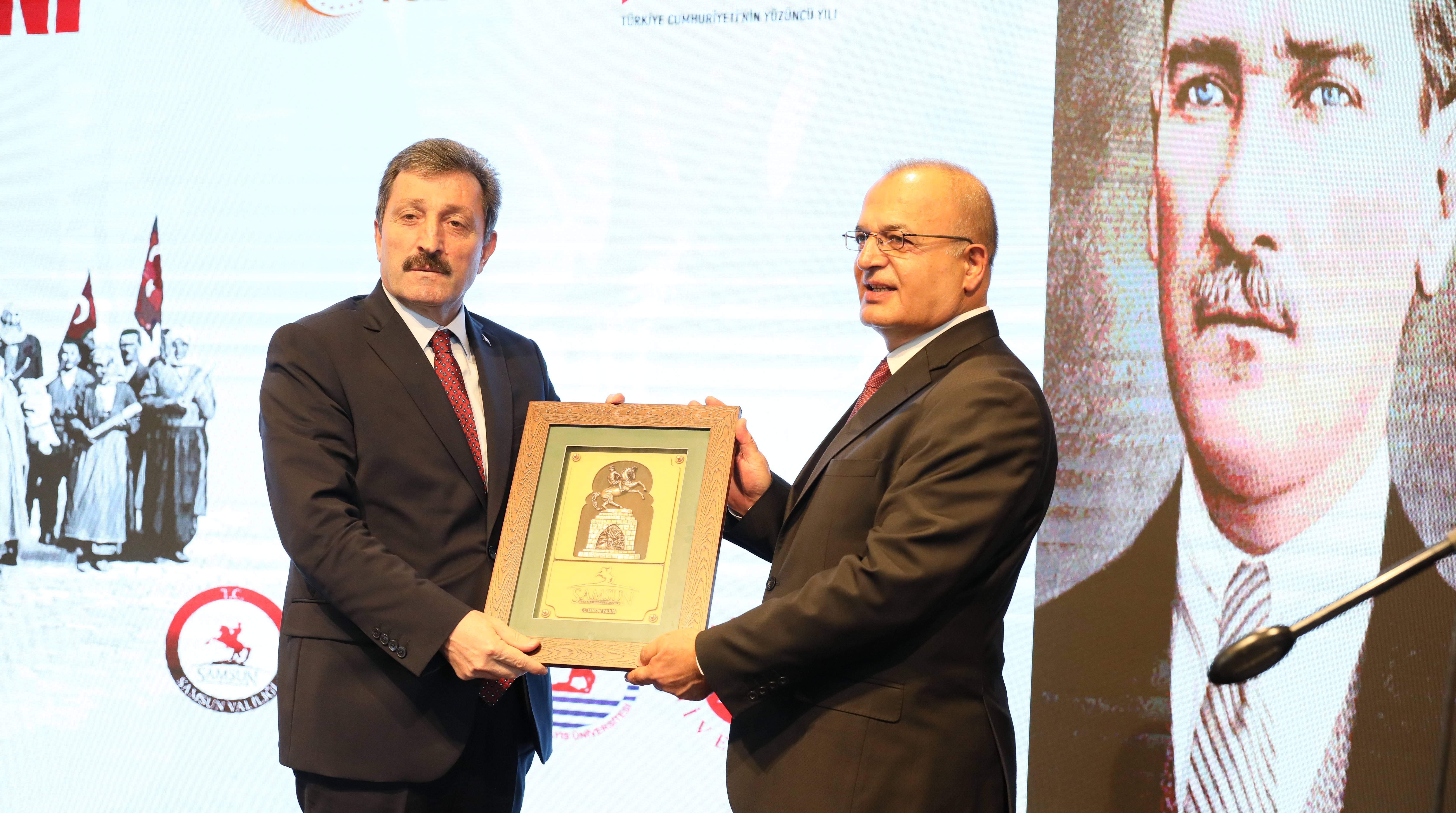 aa-20231004-32310911-32310910-samsunda-ataturk-ve-eserlerini-anlamak-konferansi.jpg