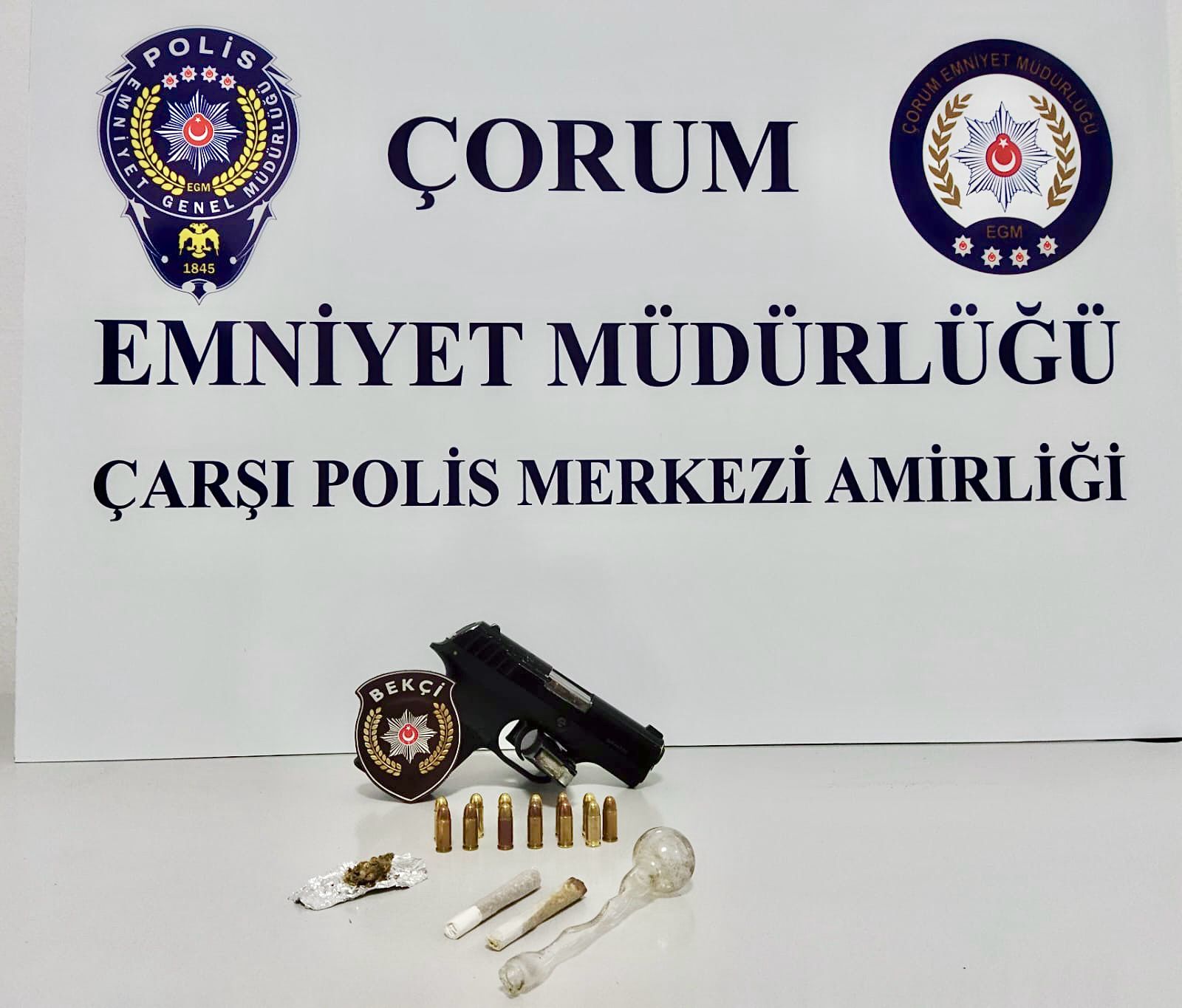 aa-20231010-32358028-32358027-corumda-uzerinde-ruhsatsiz-tabanca-ve-uyusturucu-bulunan-zanli-yakalandi.jpg