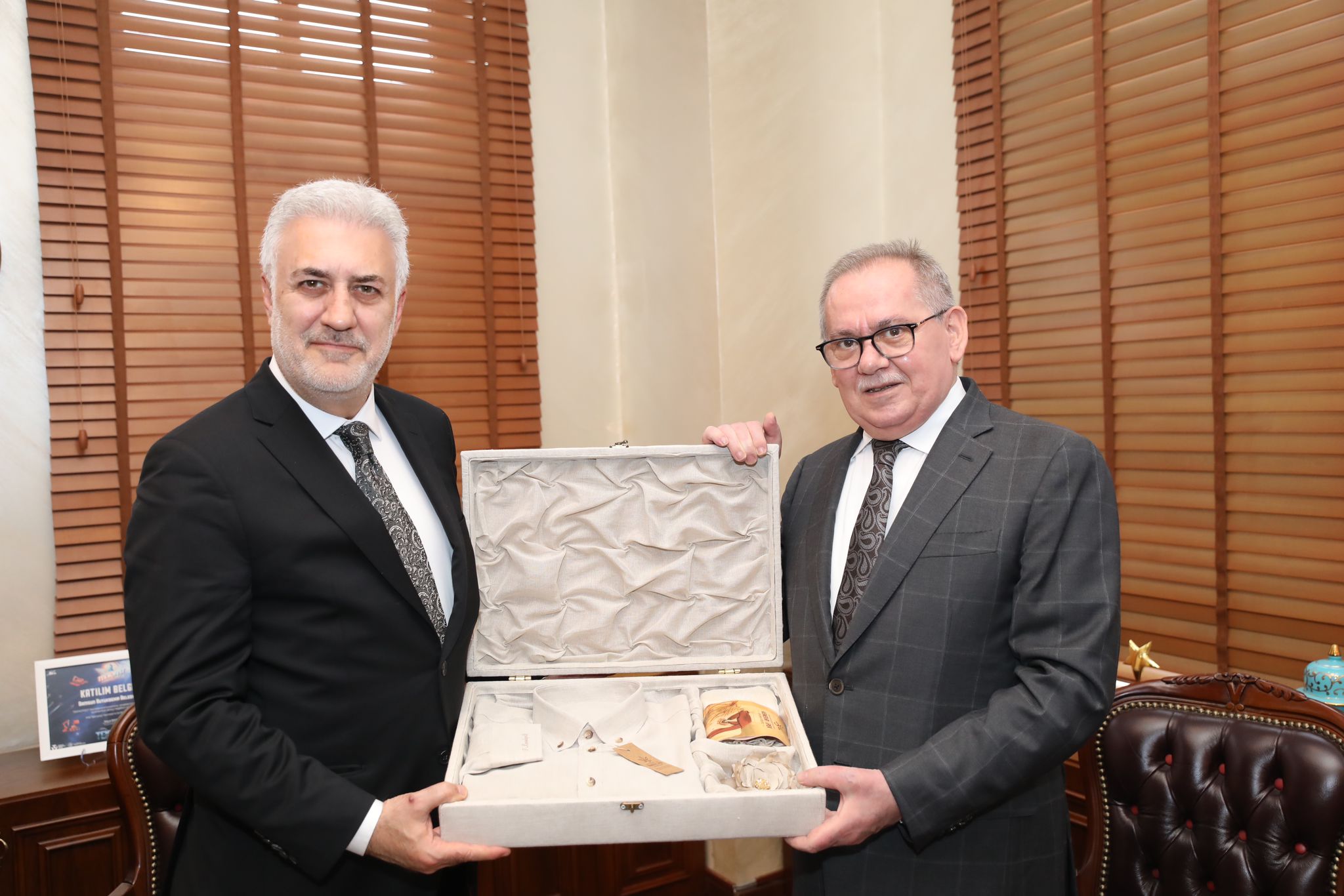 aa-20231011-32376343-32376340-devlet-tiyatrolari-genel-muduru-karadagli-samsunda-ziyaretlerde-bulundu.jpg