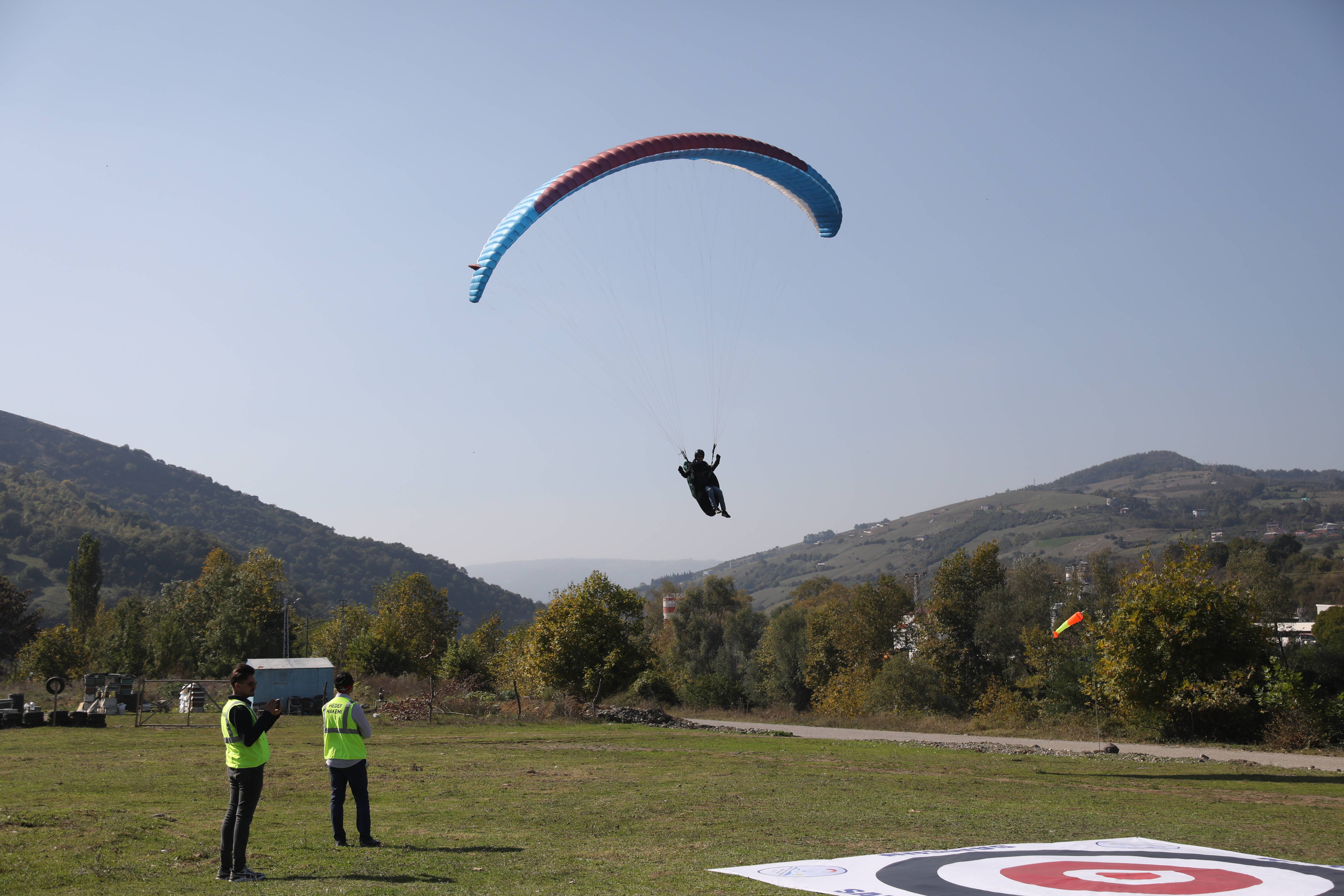 aa-20231014-32403886-32403885-yamac-parasutu-hedef-egitim-yarismasi-samsunda-basladi.jpg