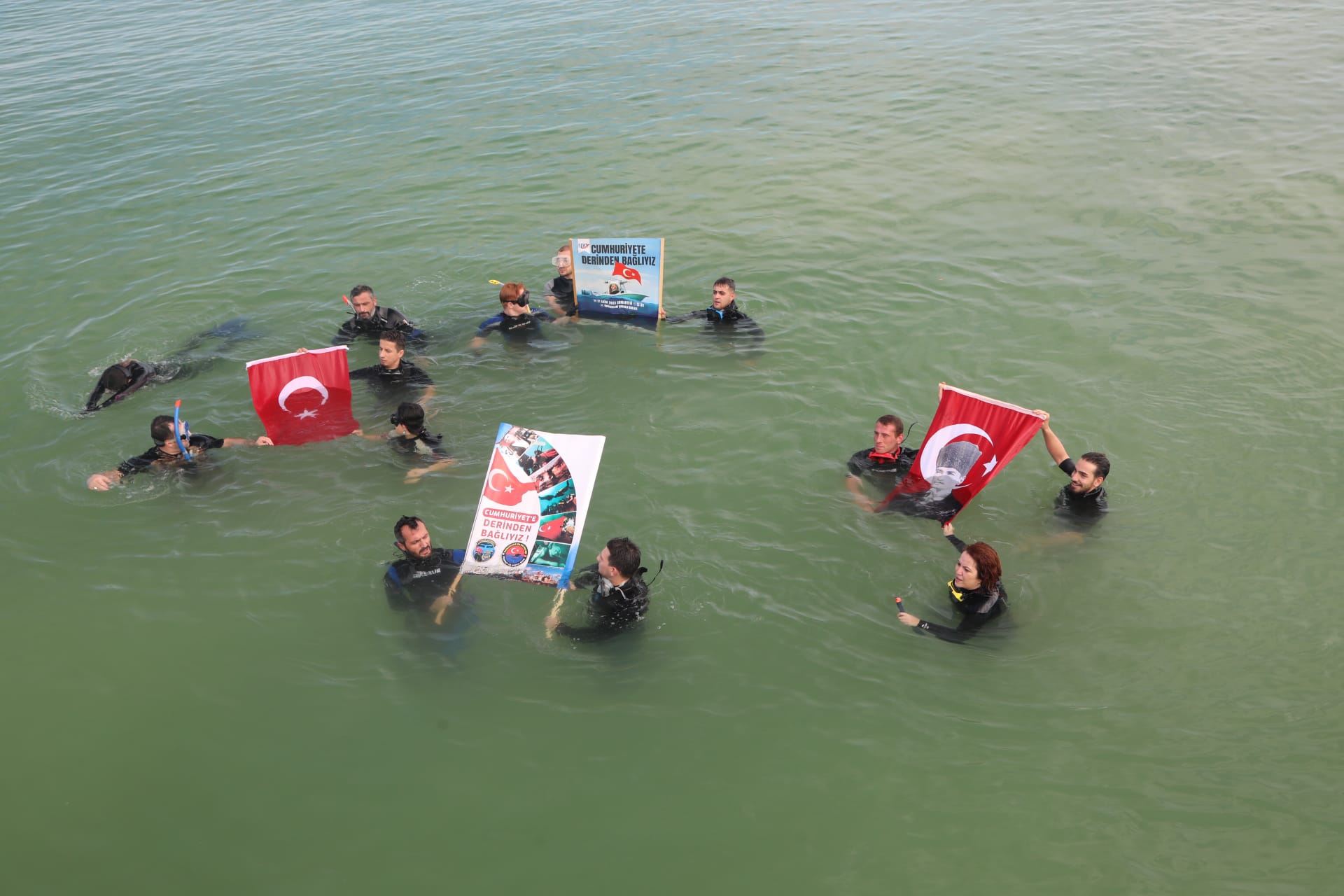 atakumda-dalgiclar-cumhuriyet-icin-dalis-yapti-1.jpeg