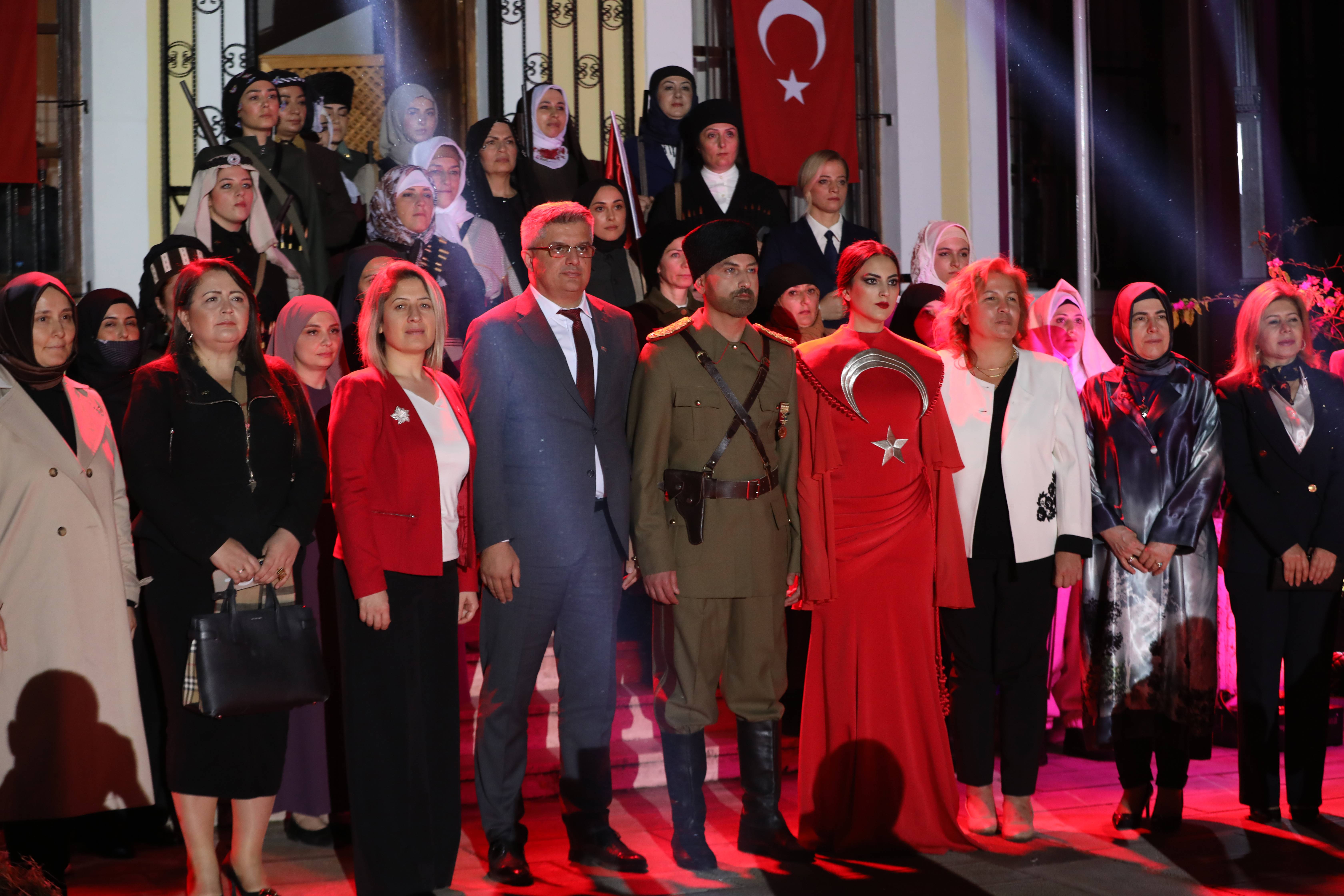 aa-20231027-32532592-32532580-milli-mucadelenin-kadin-kahramanlarinin-giydigi-kiyafetler-yeniden-tasarlandi.jpg