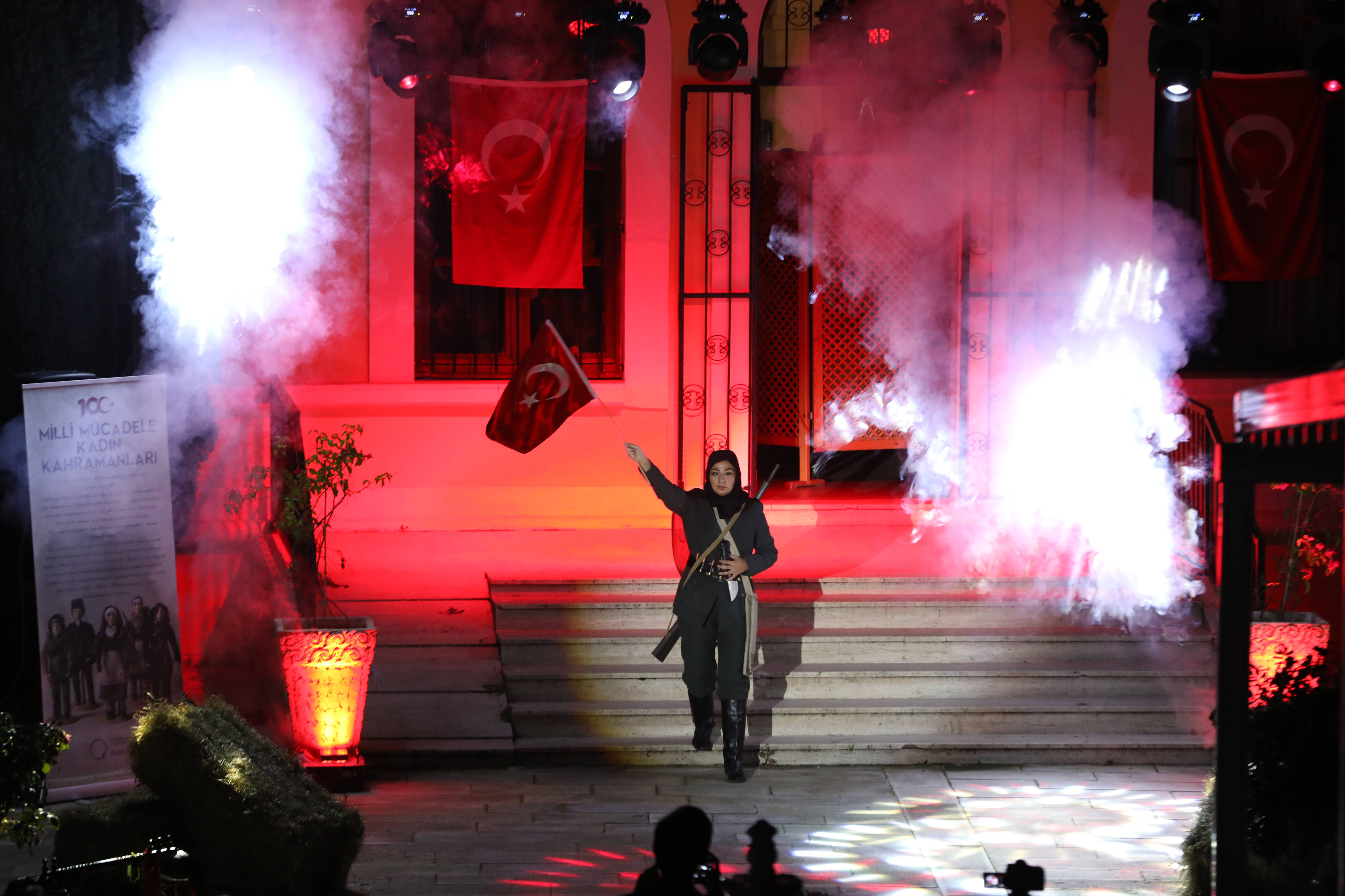 aa-20231027-32532592-32532589-milli-mucadelenin-kadin-kahramanlarinin-giydigi-kiyafetler-yeniden-tasarlandi.jpg
