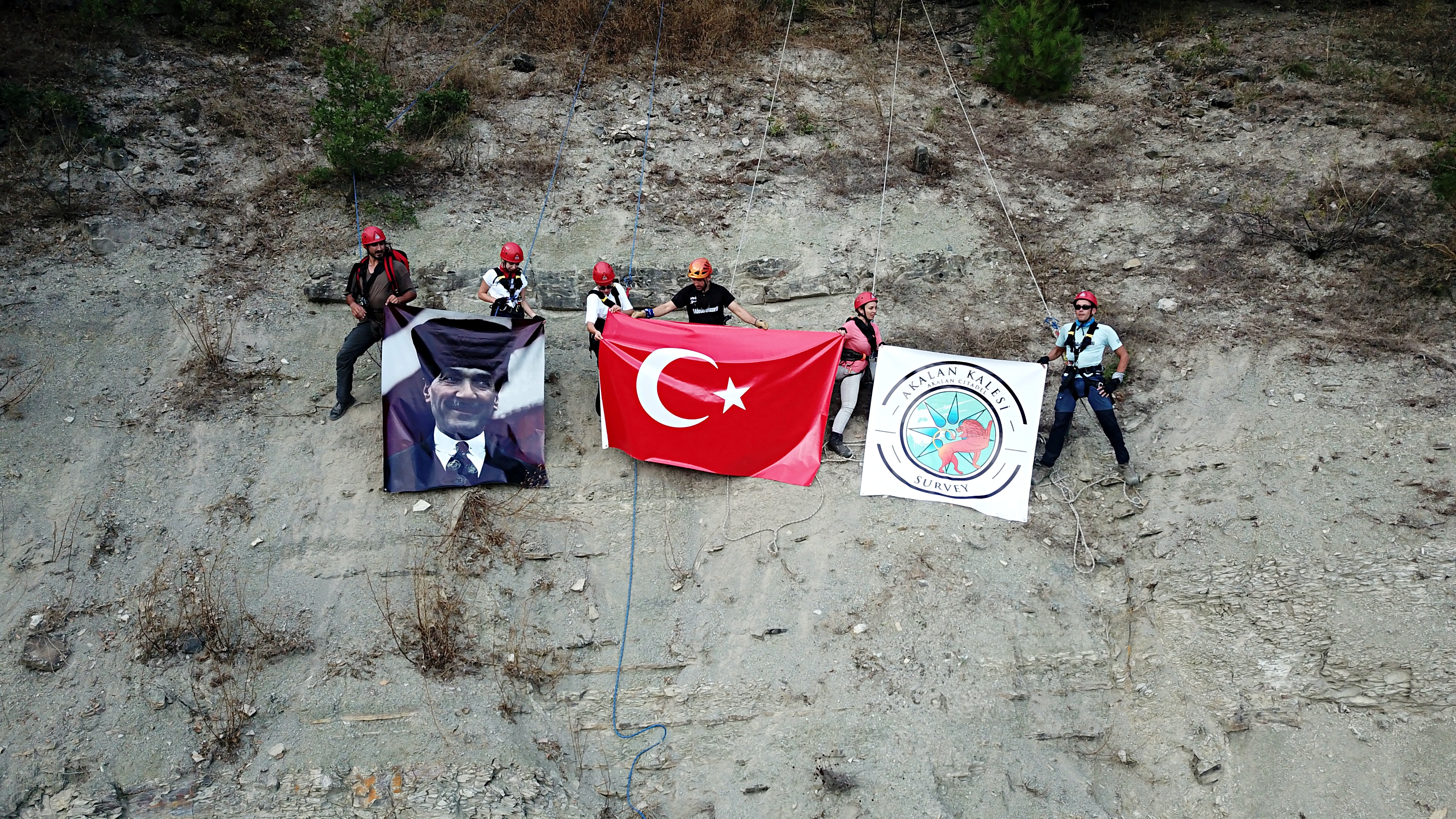 aa-20231028-32545225-32545221-arkeologlar-daha-iyi-arastirma-yapabilmek-icin-dagcilik-egitimi-aldi.jpg