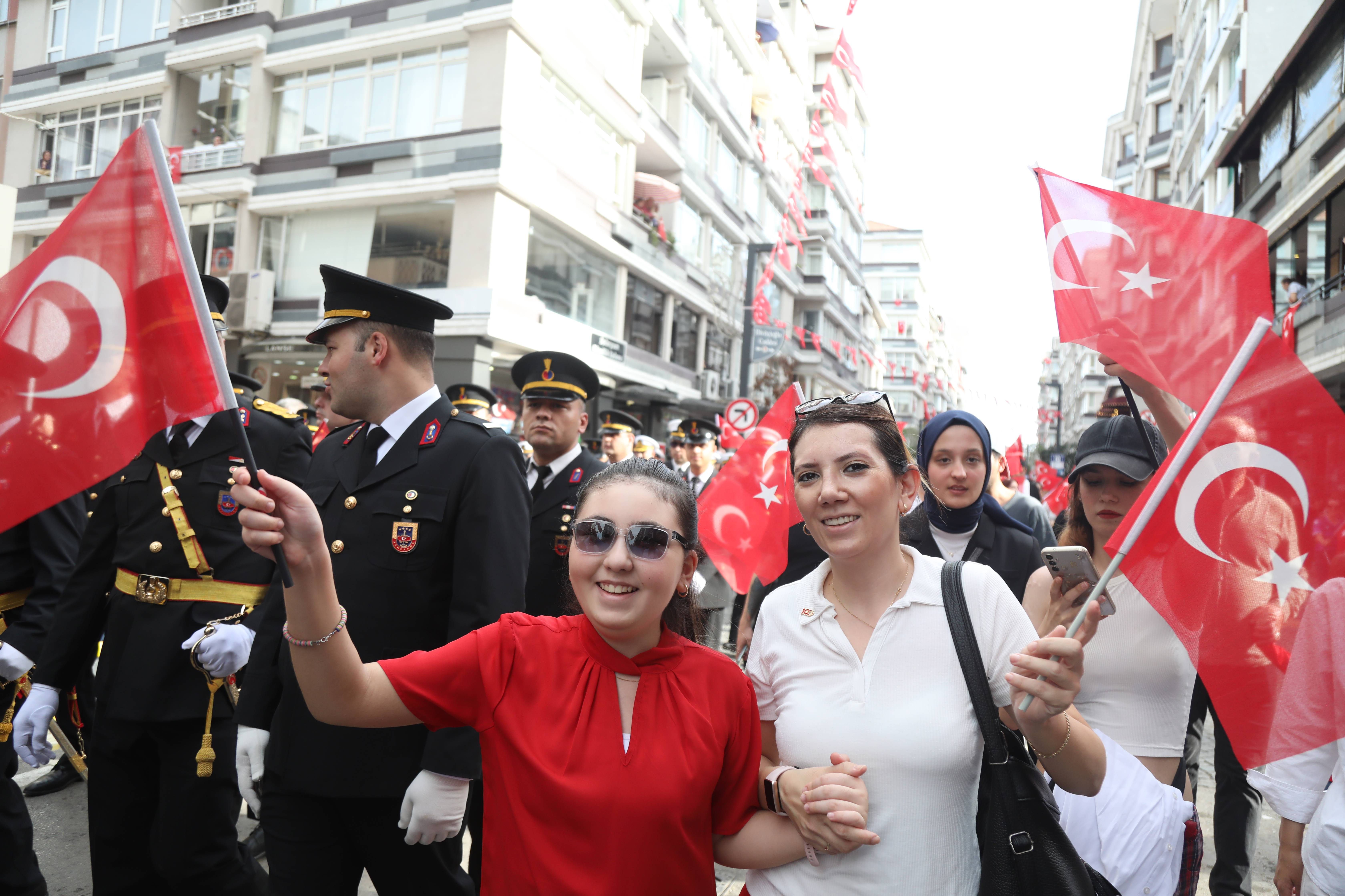 aa-20231028-32548180-32548171-samsunda-1919-metrelik-turk-bayragiyla-cumhuriyet-yuruyusu-yapildi.jpg