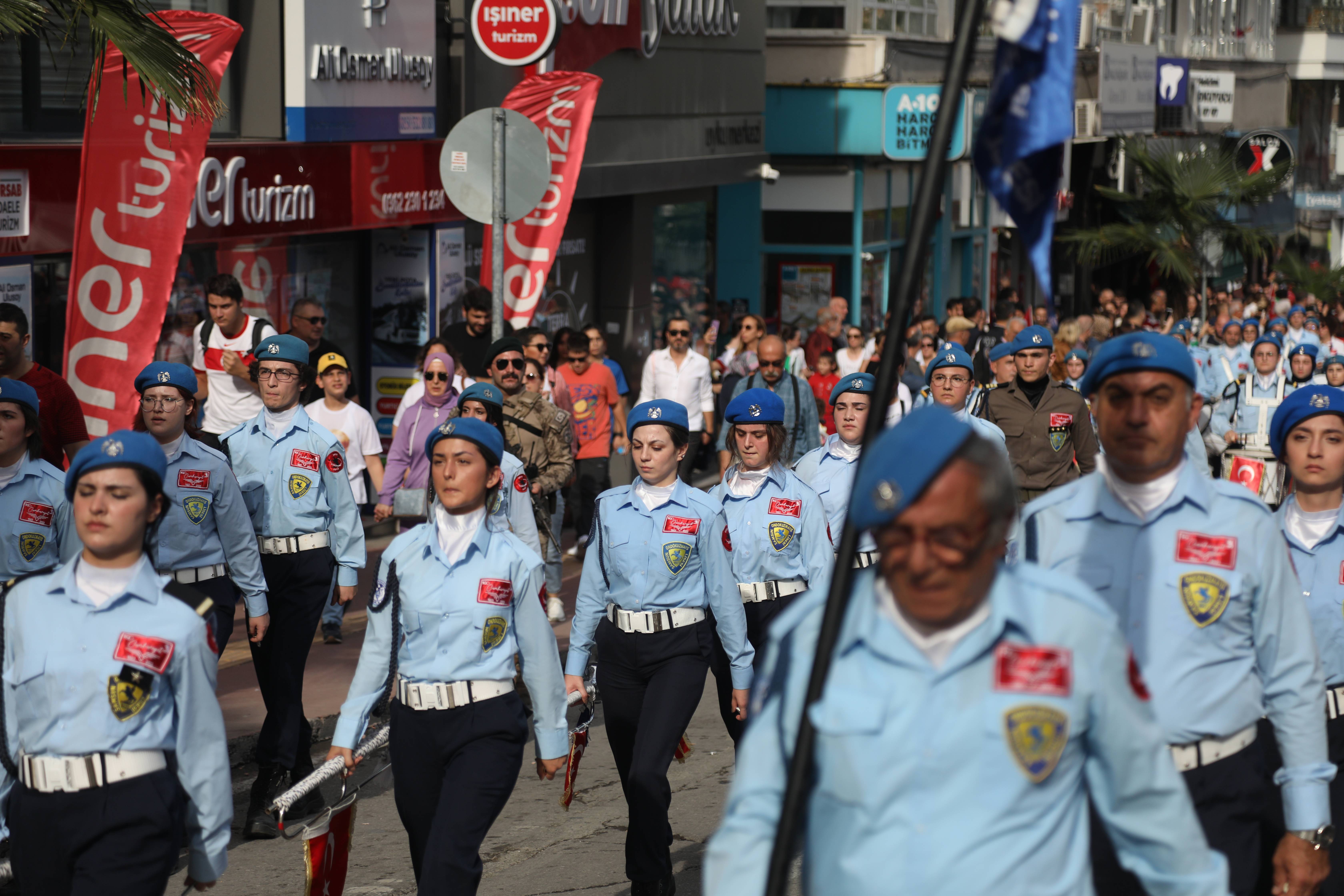 aa-20231028-32548180-32548177-samsunda-1919-metrelik-turk-bayragiyla-cumhuriyet-yuruyusu-yapildi.jpg