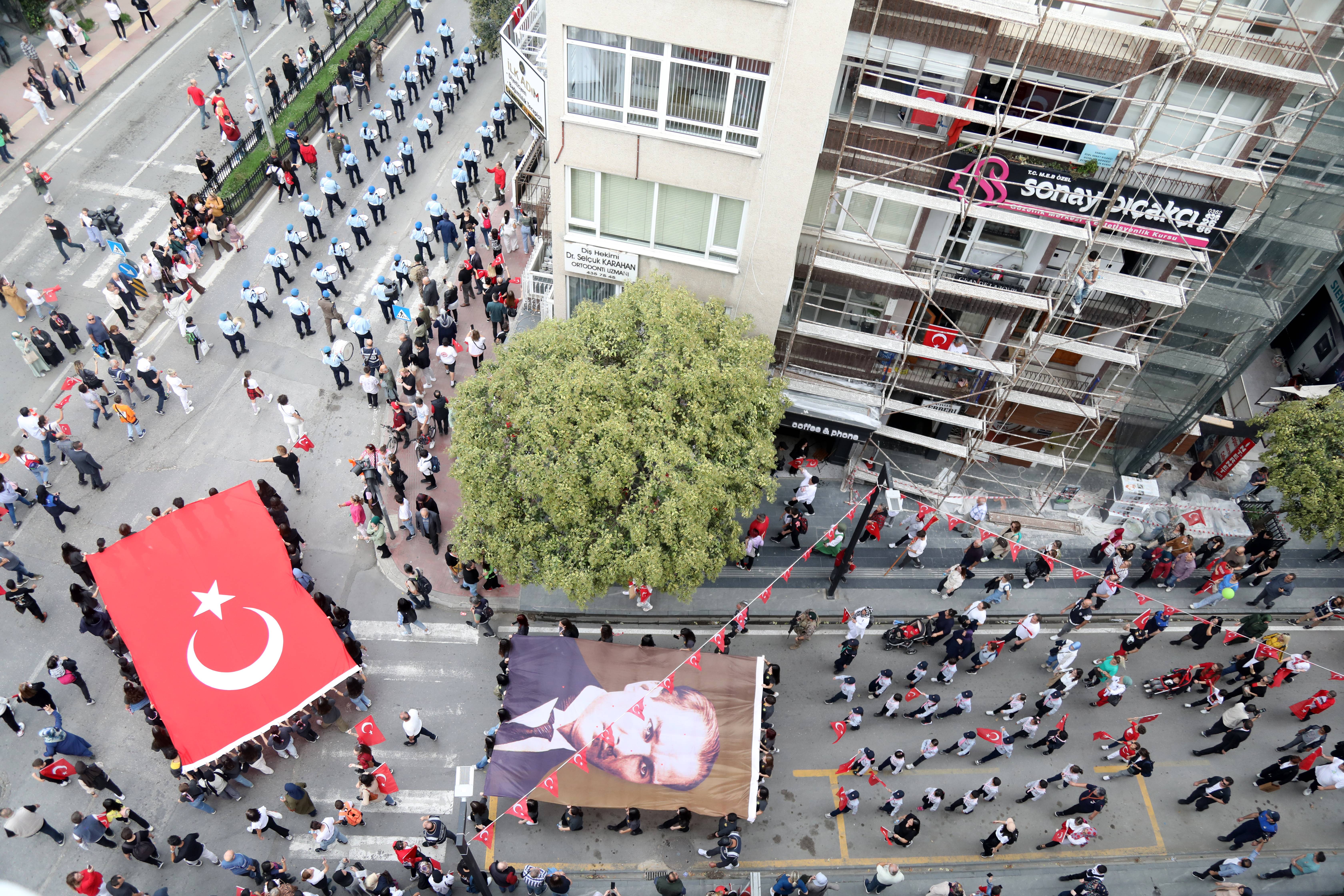 aa-20231028-32548180-32548179-samsunda-1919-metrelik-turk-bayragiyla-cumhuriyet-yuruyusu-yapildi.jpg