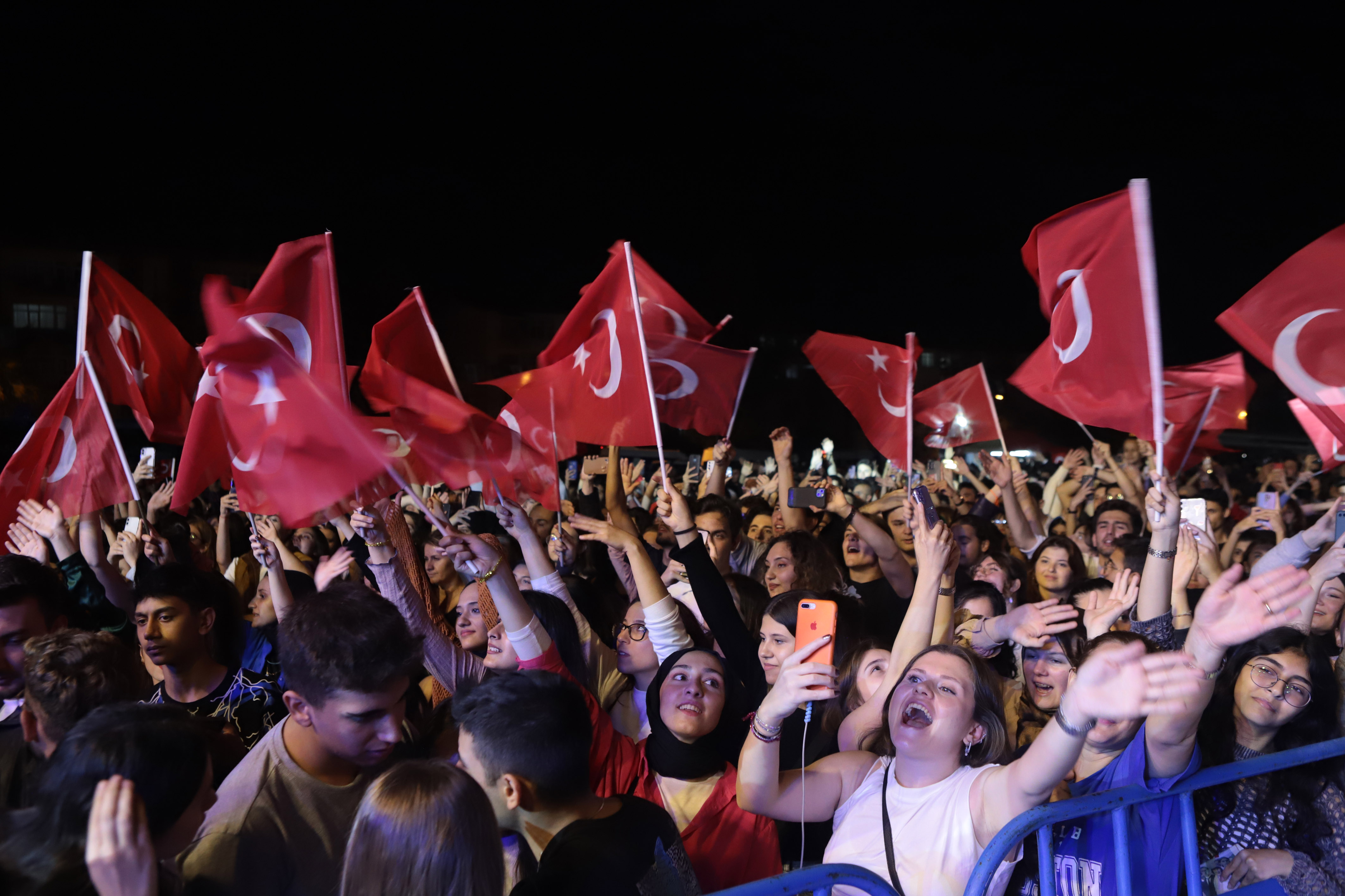 atakumdan-dunyaya-tek-ses-yasasin-cumhuriyet-3.jpg