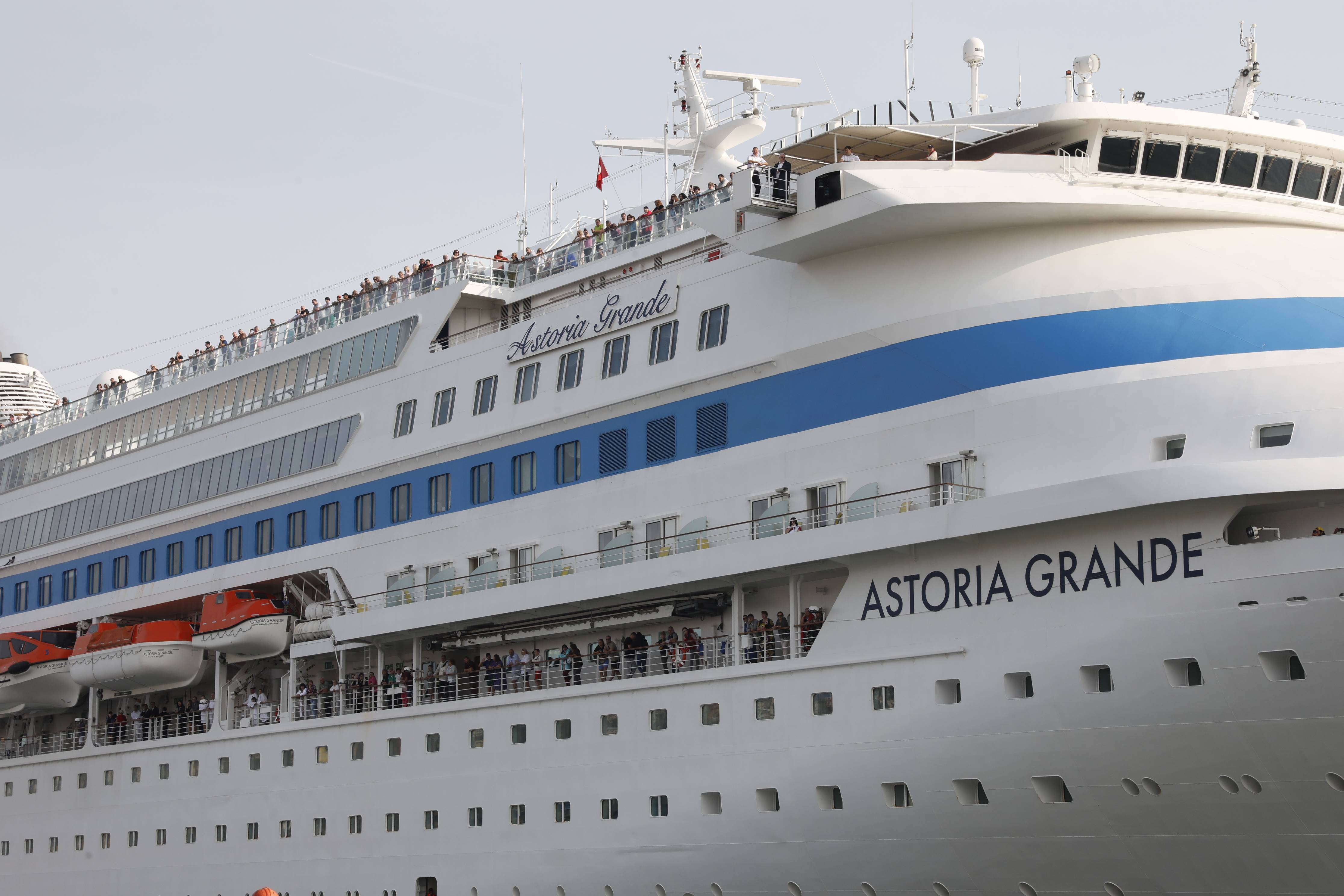 aa-20231102-32611800-32611789-astoria-grande-kruvaziyeri-861-yolcusuyla-samsun-limanina-demirledi.jpg