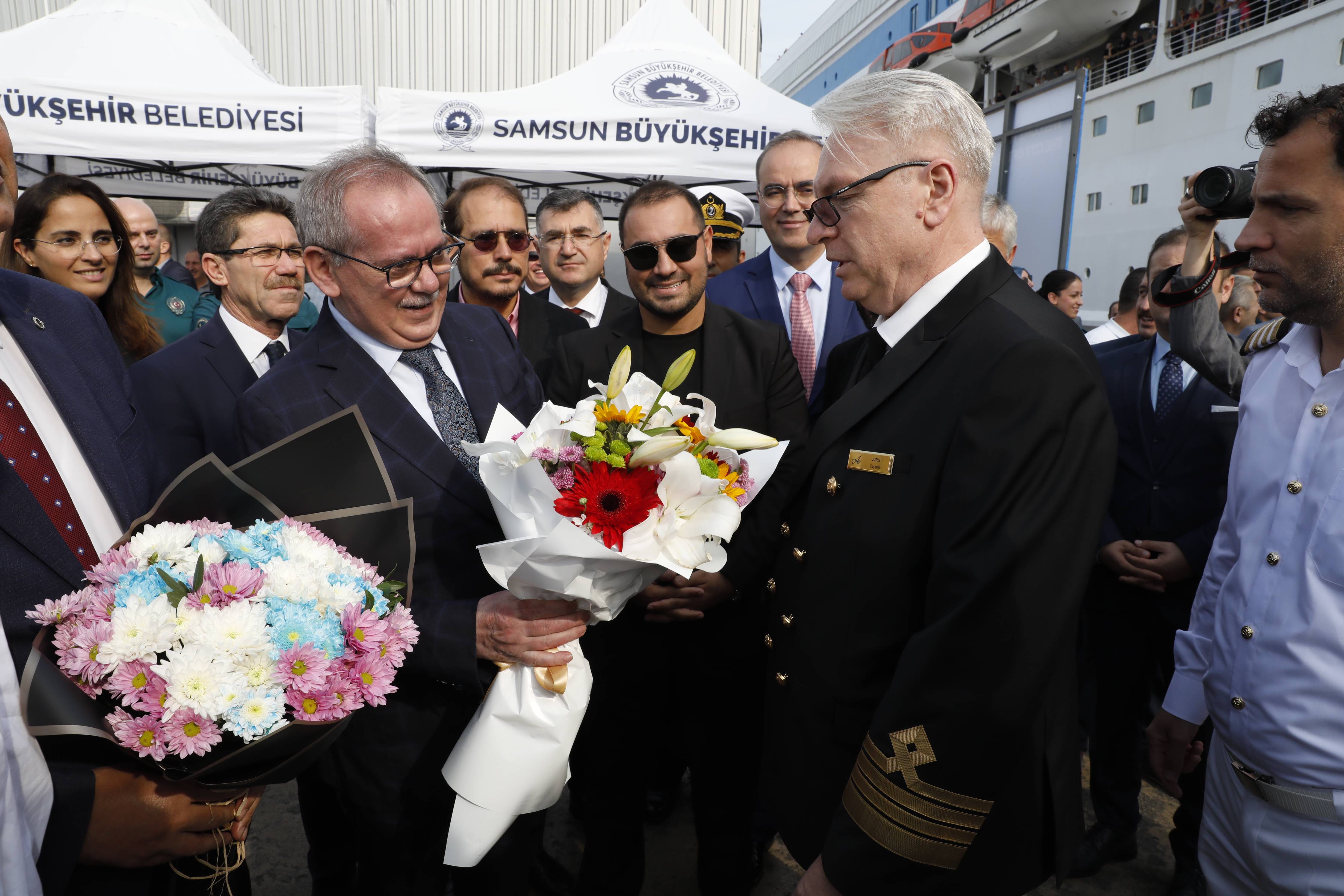 aa-20231102-32611800-32611792-astoria-grande-kruvaziyeri-861-yolcusuyla-samsun-limanina-demirledi.jpg