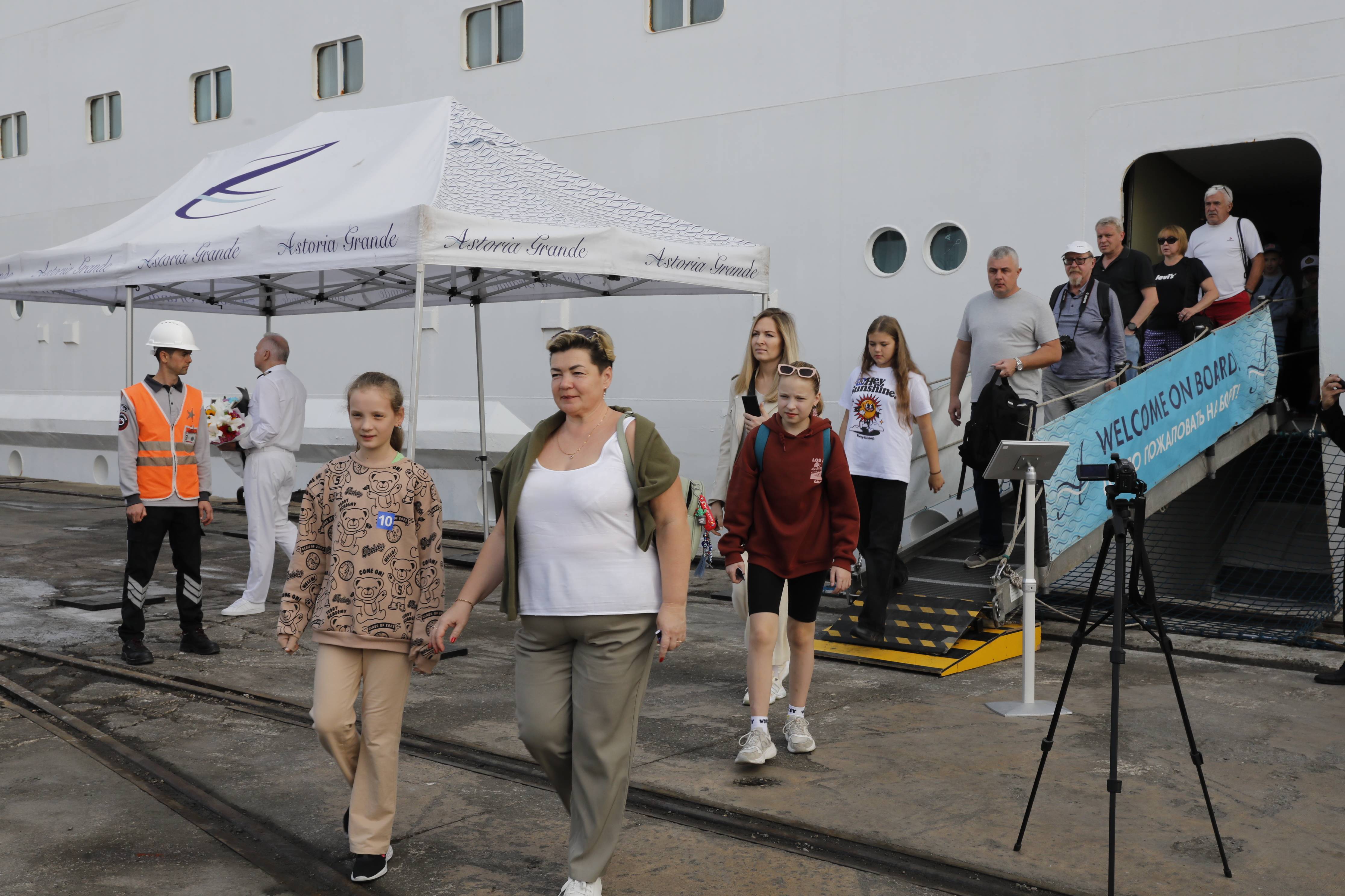 aa-20231102-32611800-32611794-astoria-grande-kruvaziyeri-861-yolcusuyla-samsun-limanina-demirledi.jpg