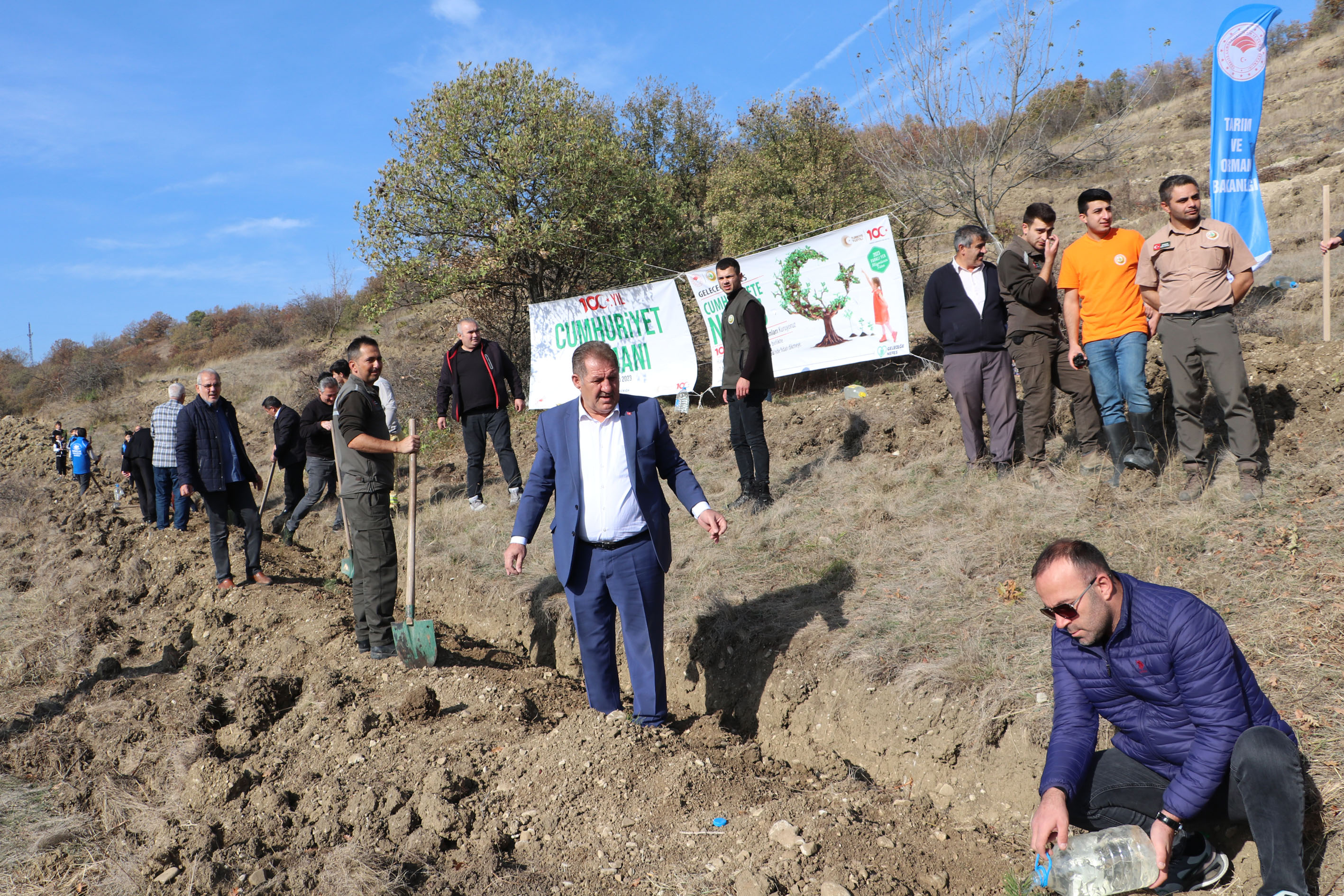 aa-20231111-32806753-32806751-havzada-milli-agaclandirma-gunu-dolayisiyla-fidan-dikimi-yapildi.jpg